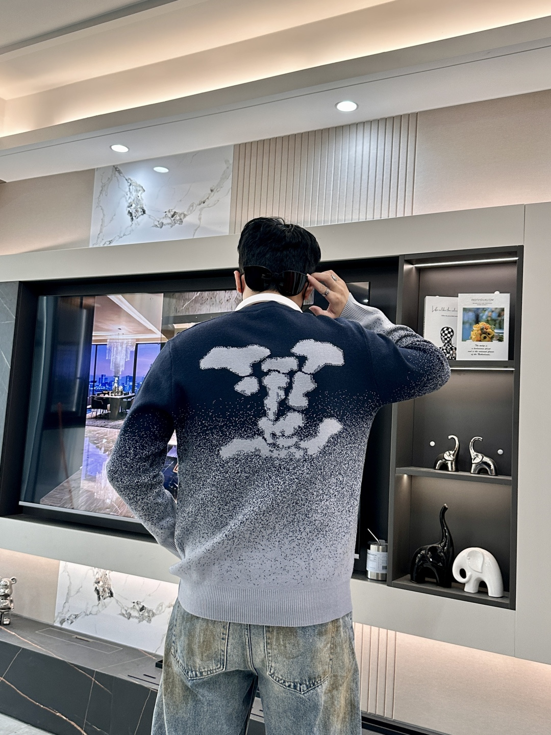 Lv 2025秋冬 高级定制 都市风十足 经典简约大气圆领打底针织毛衣。 采用进口羊毛混纺面料 柔软细腻