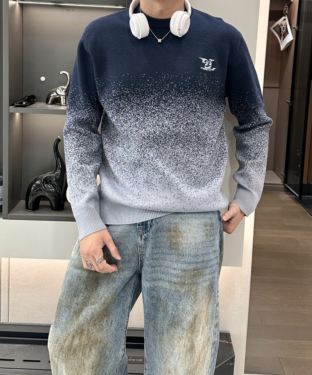 Lv 2025秋冬 高级定制 都市风十足 经典简约大气圆领打底针织毛衣。 采用进口羊毛混纺面料 柔软细腻