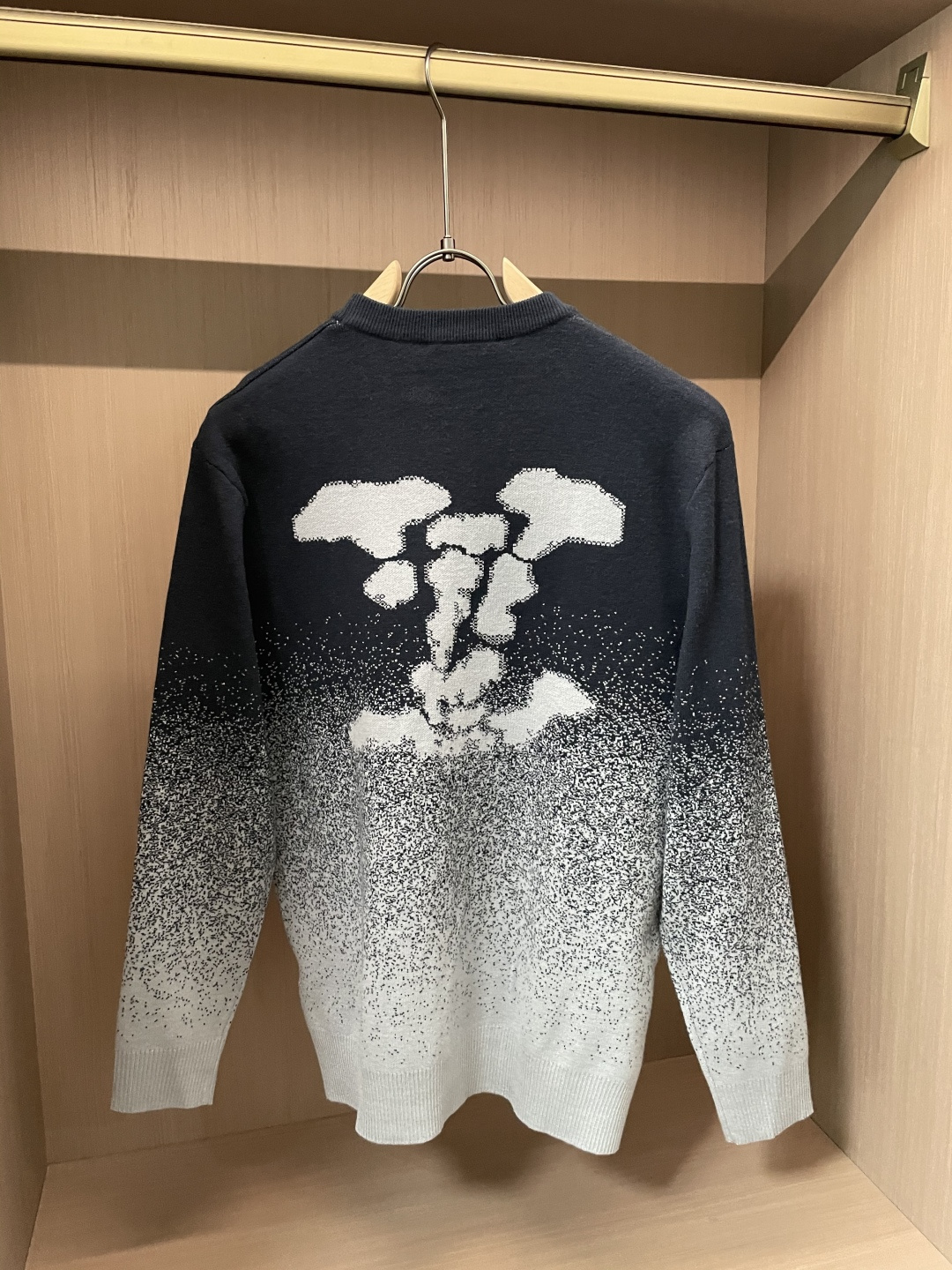 Lv 2025秋冬 高级定制 都市风十足 经典简约大气圆领打底针织毛衣。 采用进口羊毛混纺面料 柔软细腻