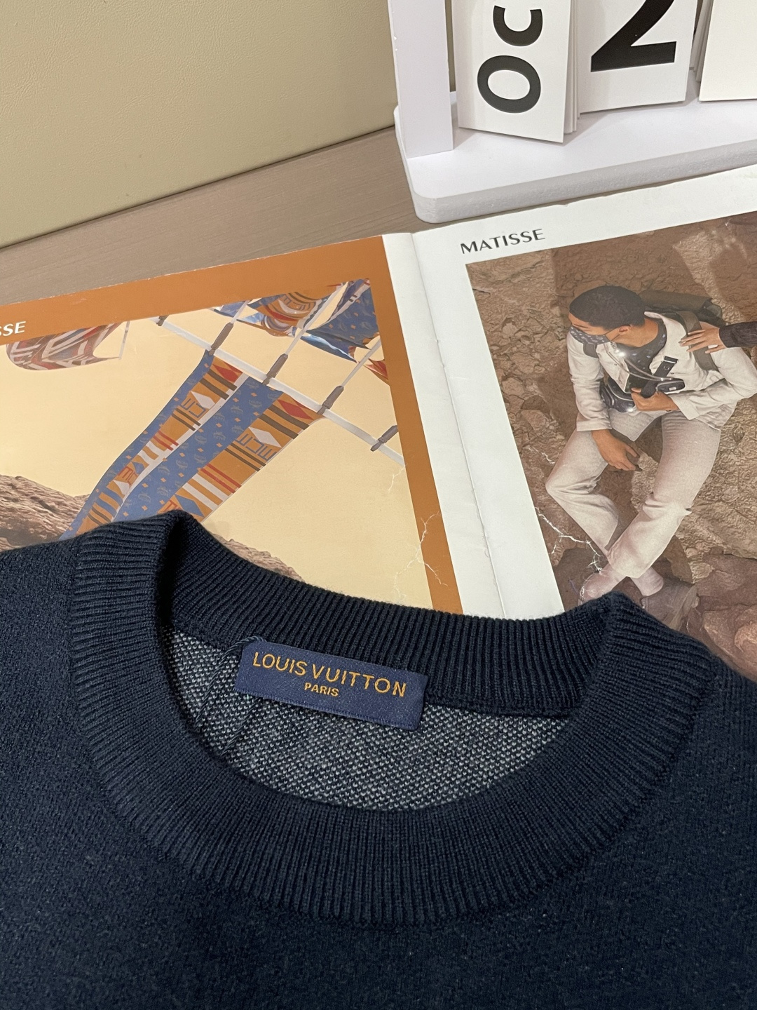 Lv 2025秋冬 高级定制 都市风十足 经典简约大气圆领打底针织毛衣。 采用进口羊毛混纺面料 柔软细腻