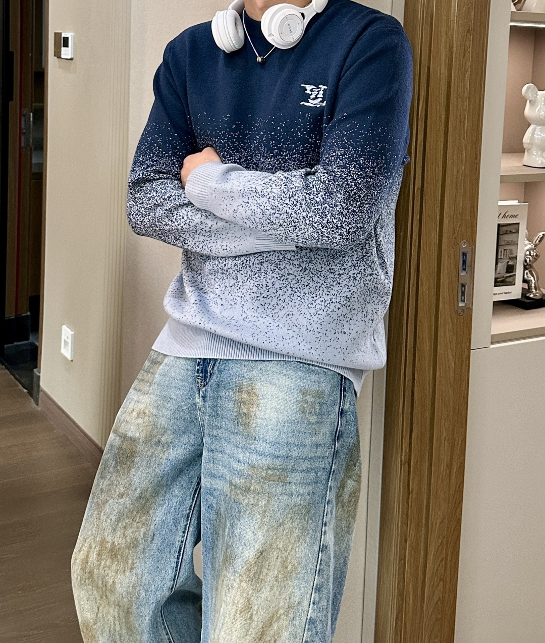 Lv 2025秋冬 高级定制 都市风十足 经典简约大气圆领打底针织毛衣。 采用进口羊毛混纺面料 柔软细腻