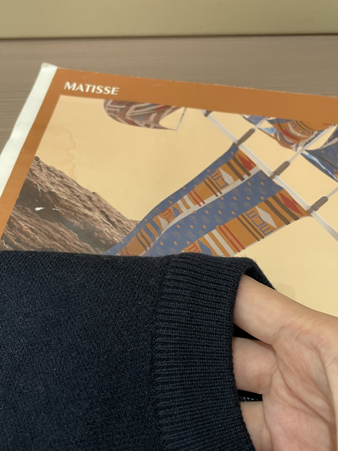 Lv 2025秋冬 高级定制 都市风十足 经典简约大气圆领打底针织毛衣。 采用进口羊毛混纺面料 柔软细腻