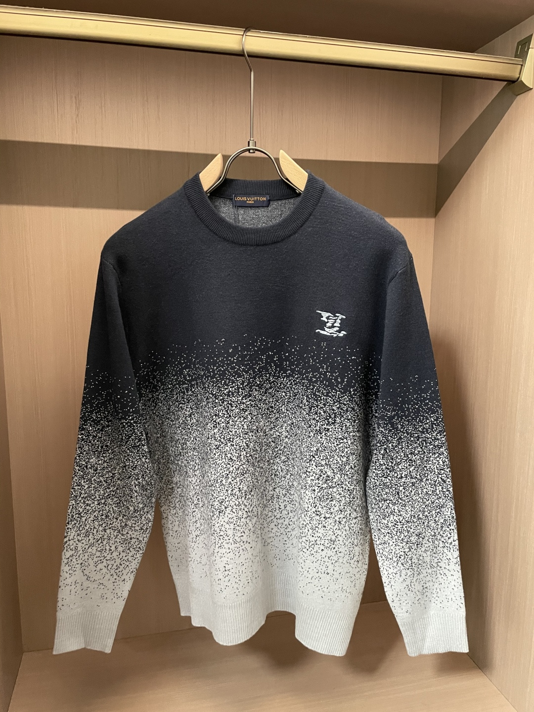 Lv 2025秋冬 高级定制 都市风十足 经典简约大气圆领打底针织毛衣。 采用进口羊毛混纺面料 柔软细腻