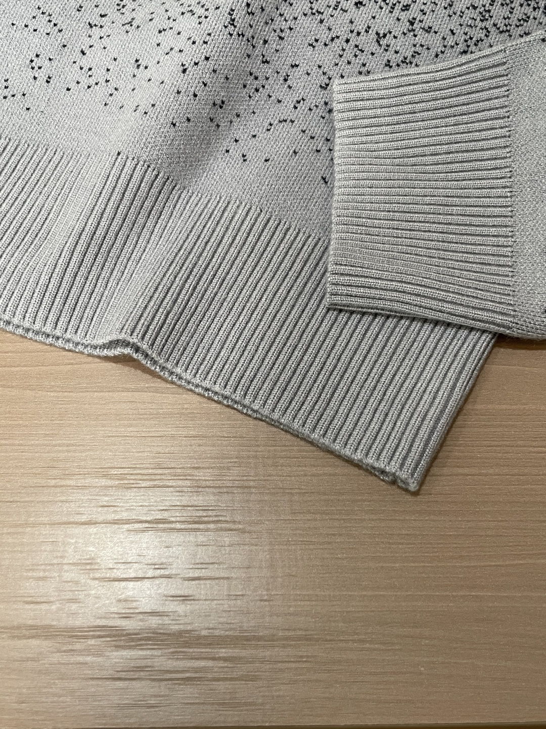 Lv 2025秋冬 高级定制 都市风十足 经典简约大气圆领打底针织毛衣。 采用进口羊毛混纺面料 柔软细腻