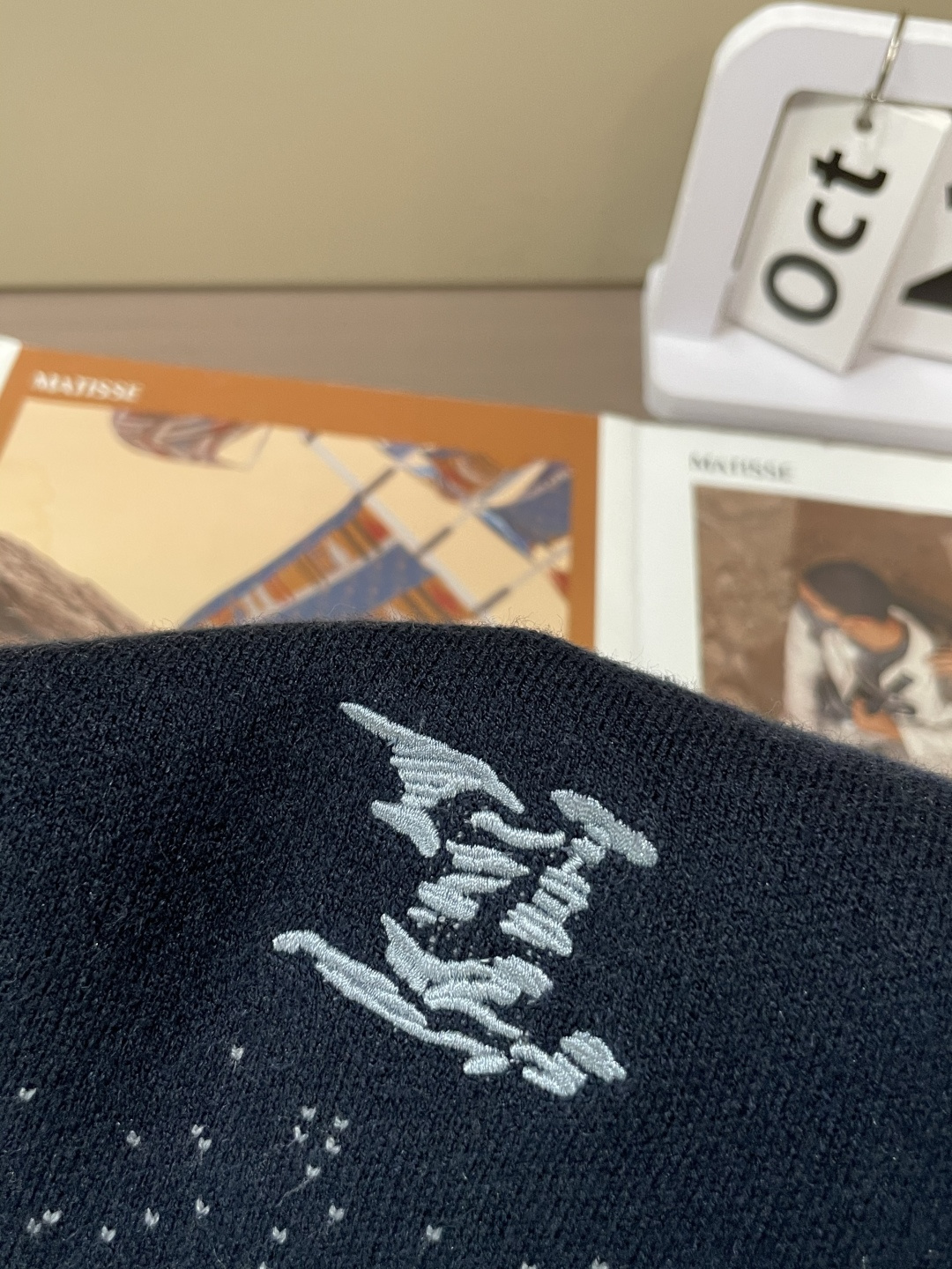 Lv 2025秋冬 高级定制 都市风十足 经典简约大气圆领打底针织毛衣。 采用进口羊毛混纺面料 柔软细腻