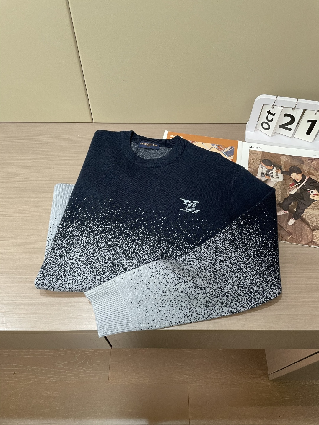 Lv 2025秋冬 高级定制 都市风十足 经典简约大气圆领打底针织毛衣。 采用进口羊毛混纺面料 柔软细腻