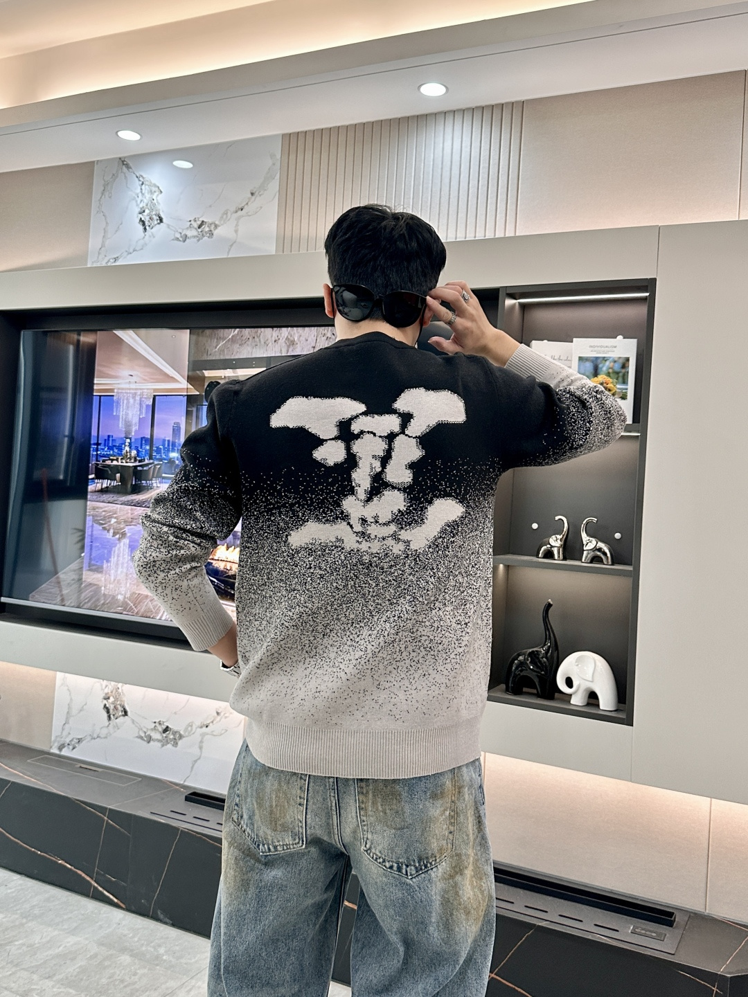 Lv 2025秋冬 高级定制 都市风十足 经典简约大气圆领打底针织毛衣。 采用进口羊毛混纺面料 柔软细腻