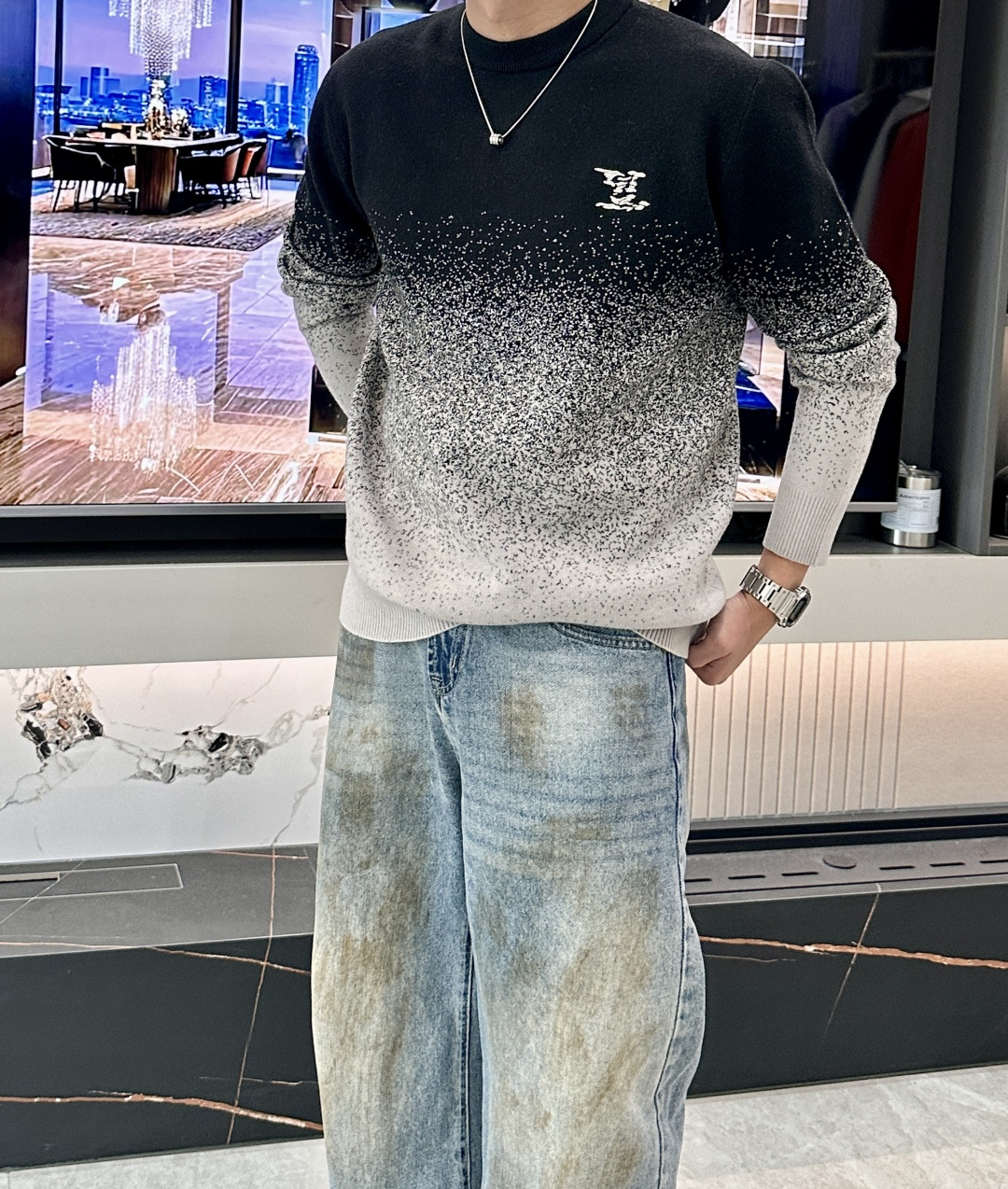 Lv 2025秋冬 高级定制 都市风十足 经典简约大气圆领打底针织毛衣。 采用进口羊毛混纺面料 柔软细腻