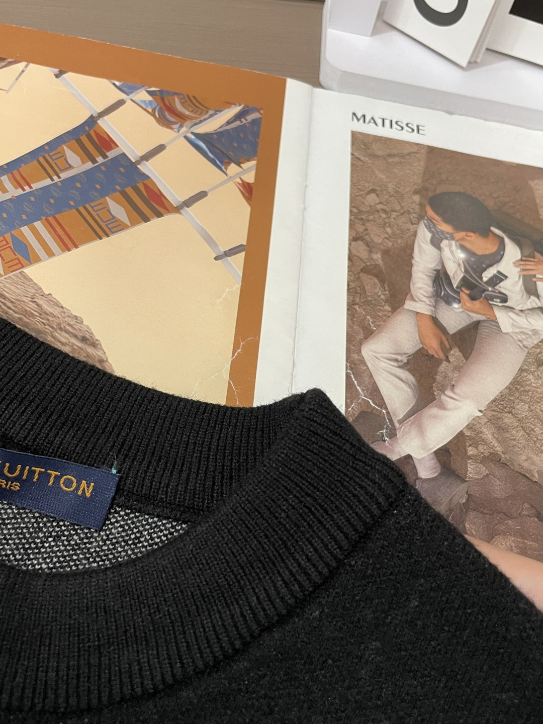 Lv 2025秋冬 高级定制 都市风十足 经典简约大气圆领打底针织毛衣。 采用进口羊毛混纺面料 柔软细腻