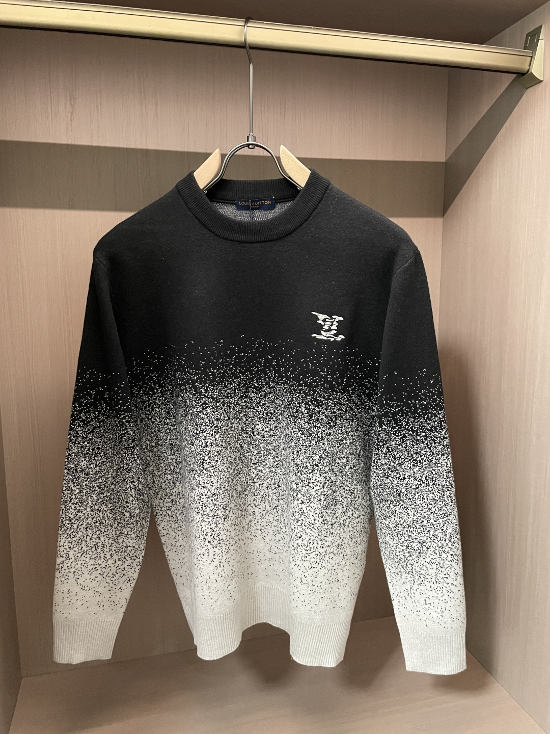 Lv 2025秋冬 高级定制 都市风十足 经典简约大气圆领打底针织毛衣。 采用进口羊毛混纺面料 柔软细腻