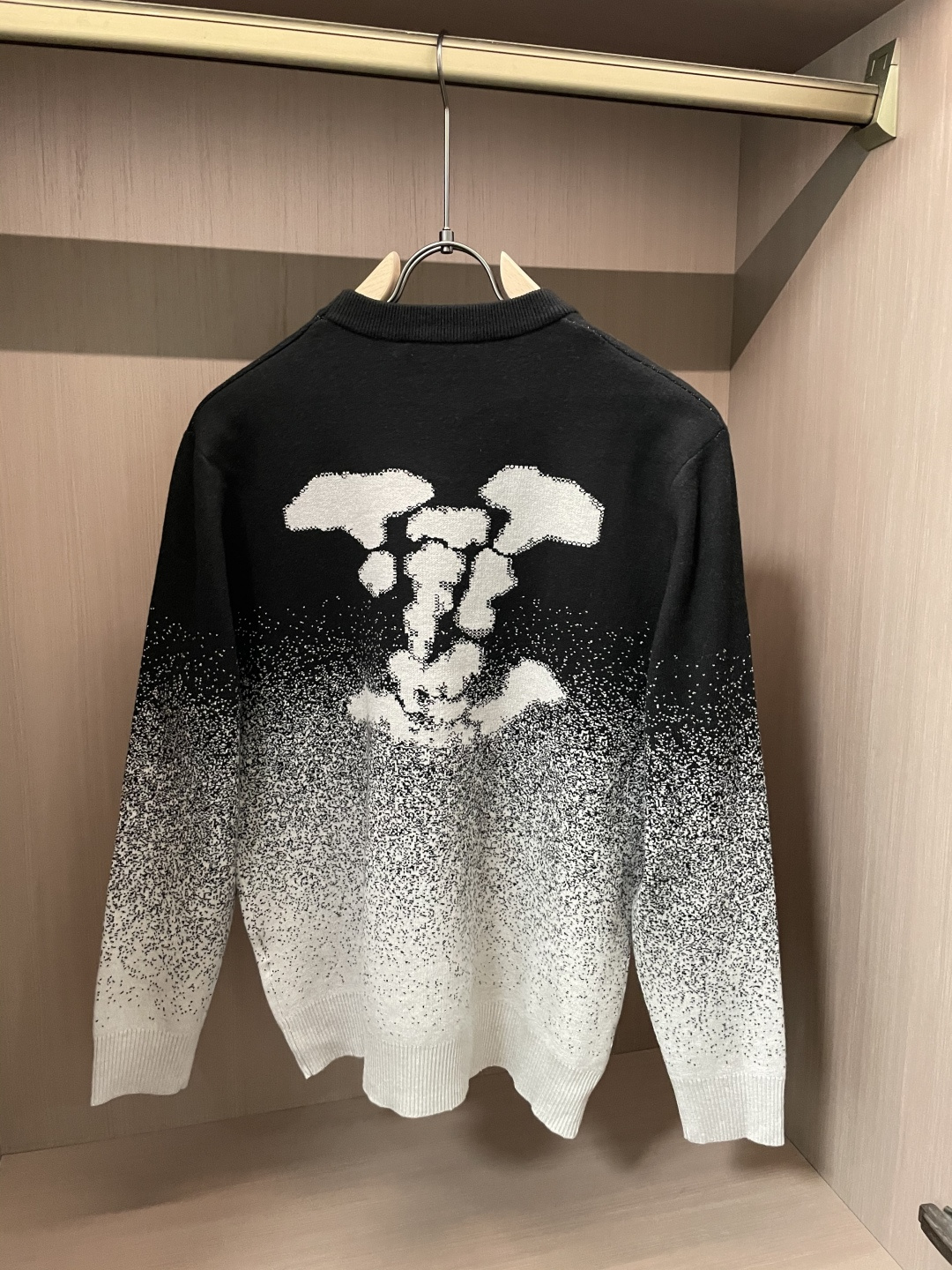 Lv 2025秋冬 高级定制 都市风十足 经典简约大气圆领打底针织毛衣。 采用进口羊毛混纺面料 柔软细腻