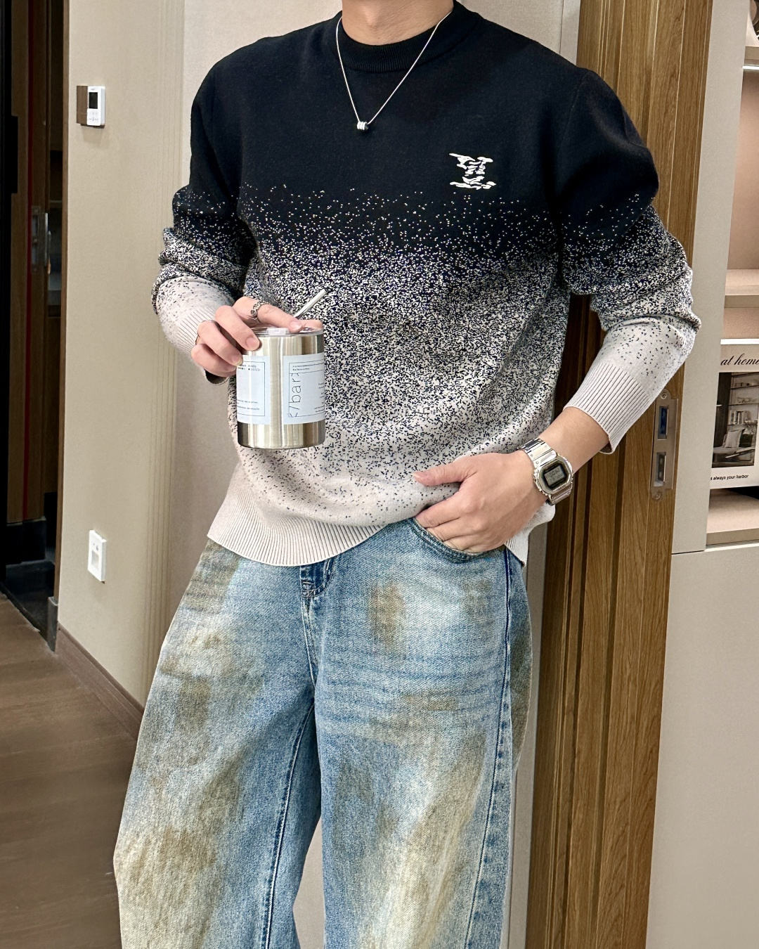 Lv 2025秋冬 高级定制 都市风十足 经典简约大气圆领打底针织毛衣。 采用进口羊毛混纺面料 柔软细腻