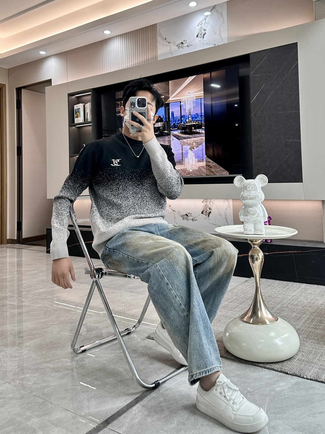 Lv 2025秋冬 高级定制 都市风十足 经典简约大气圆领打底针织毛衣。 采用进口羊毛混纺面料 柔软细腻