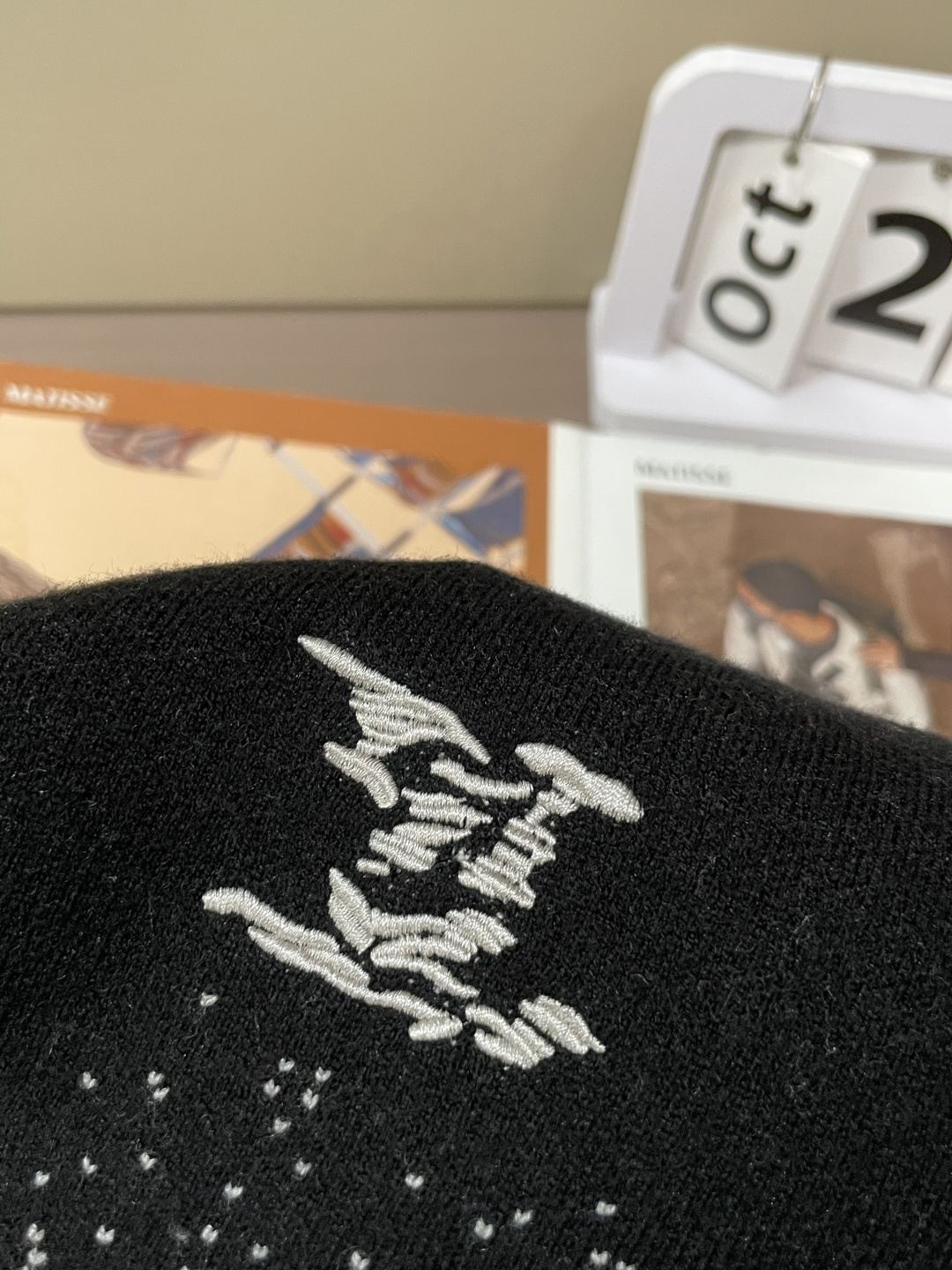 Lv 2025秋冬 高级定制 都市风十足 经典简约大气圆领打底针织毛衣。 采用进口羊毛混纺面料 柔软细腻