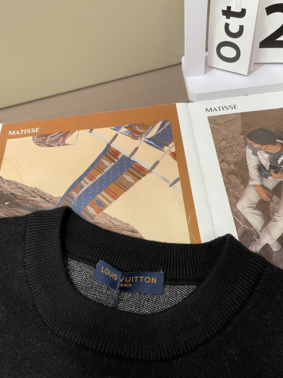 Lv 2025秋冬 高级定制 都市风十足 经典简约大气圆领打底针织毛衣。 采用进口羊毛混纺面料 柔软细腻