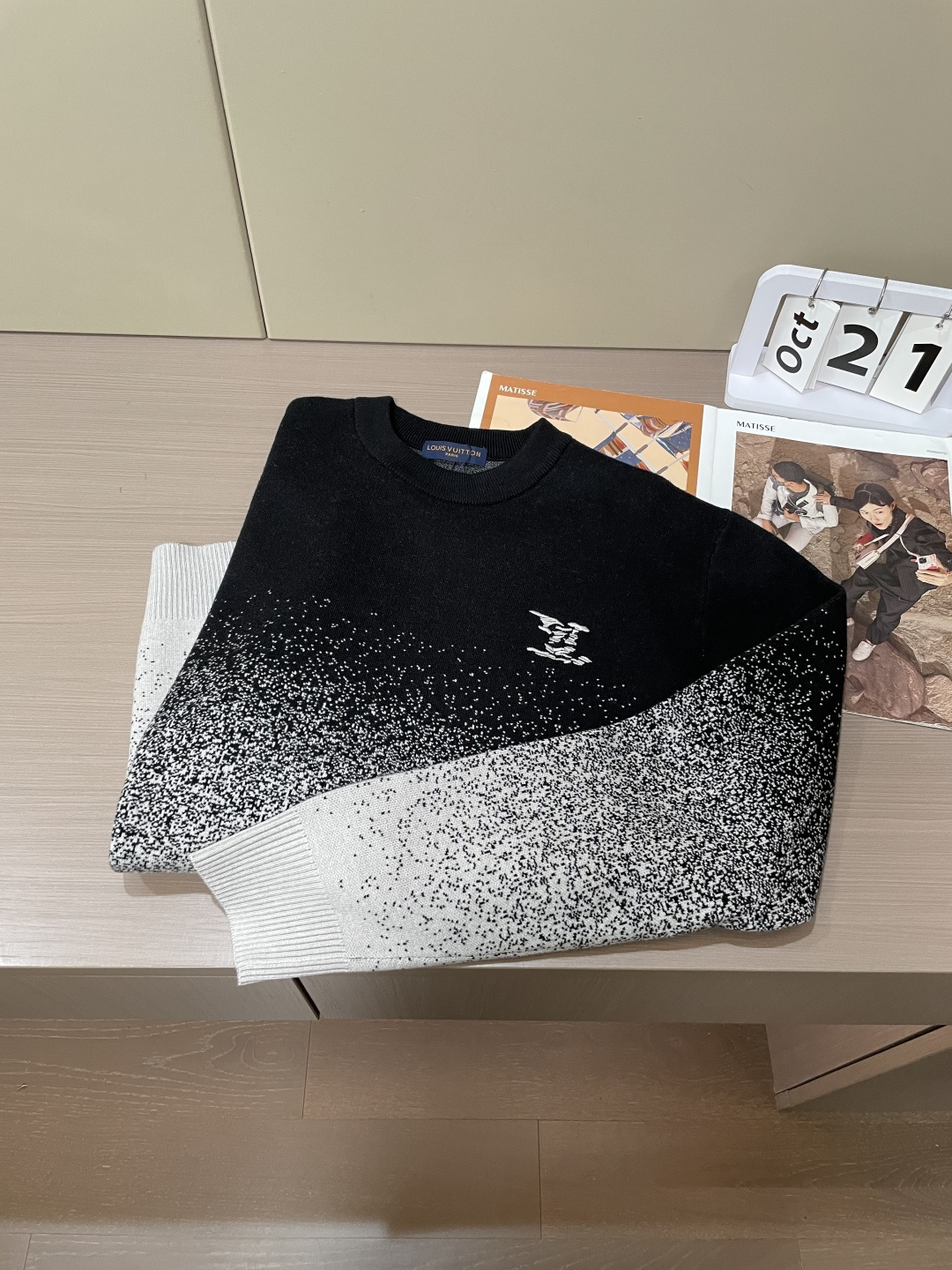 Lv 2025秋冬 高级定制 都市风十足 经典简约大气圆领打底针织毛衣。 采用进口羊毛混纺面料 柔软细腻