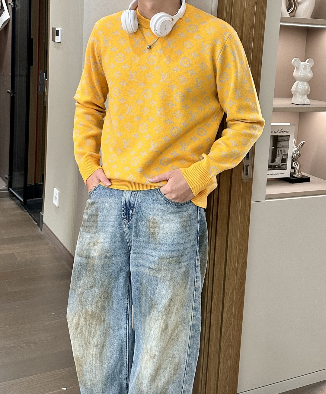 Lv 2025秋冬 高级定制 都市风十足 经典简约大气圆领打底针织毛衣。 采用进口羊毛混纺面料 柔软细腻