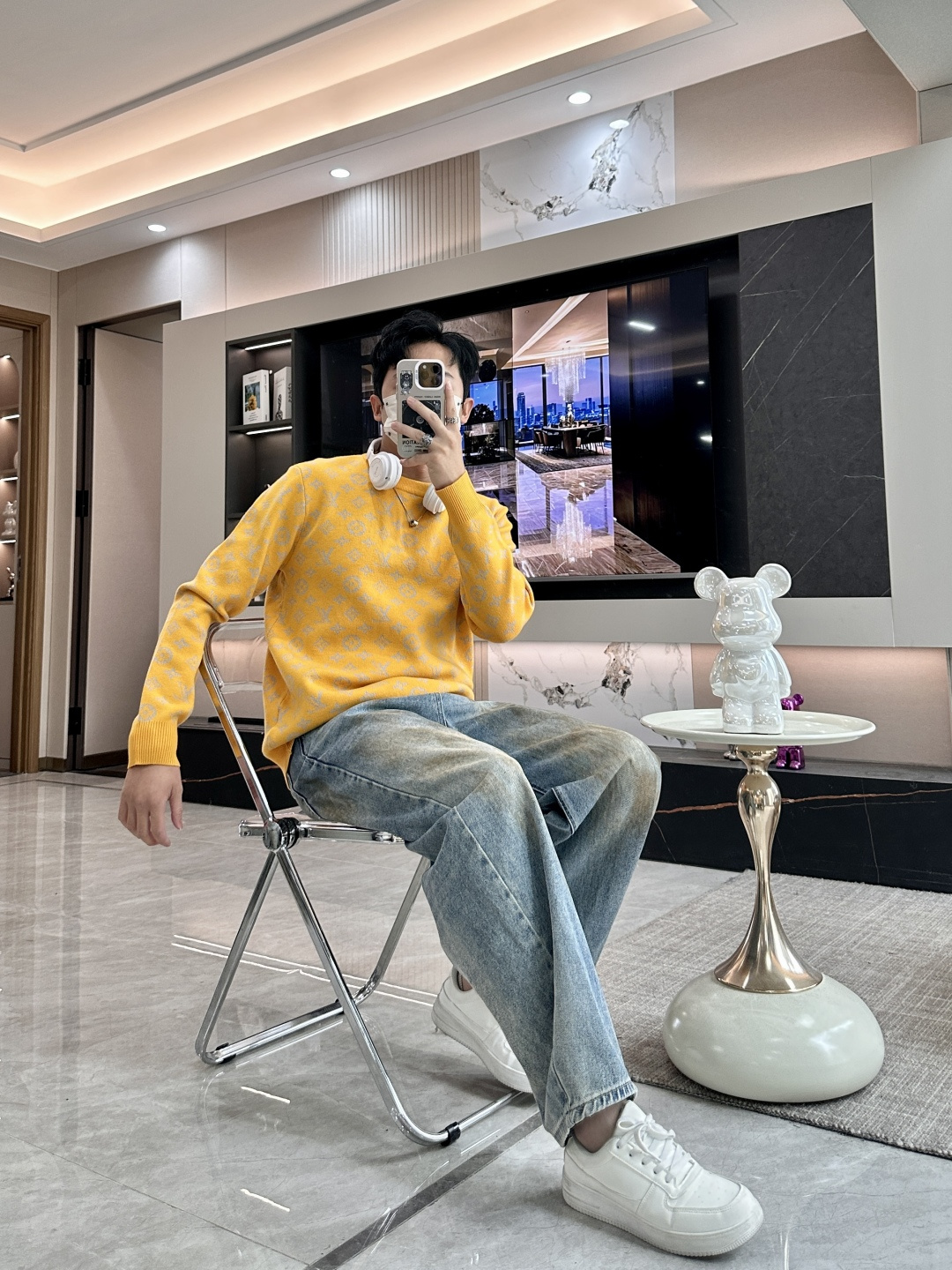 Lv 2025秋冬 高级定制 都市风十足 经典简约大气圆领打底针织毛衣。 采用进口羊毛混纺面料 柔软细腻