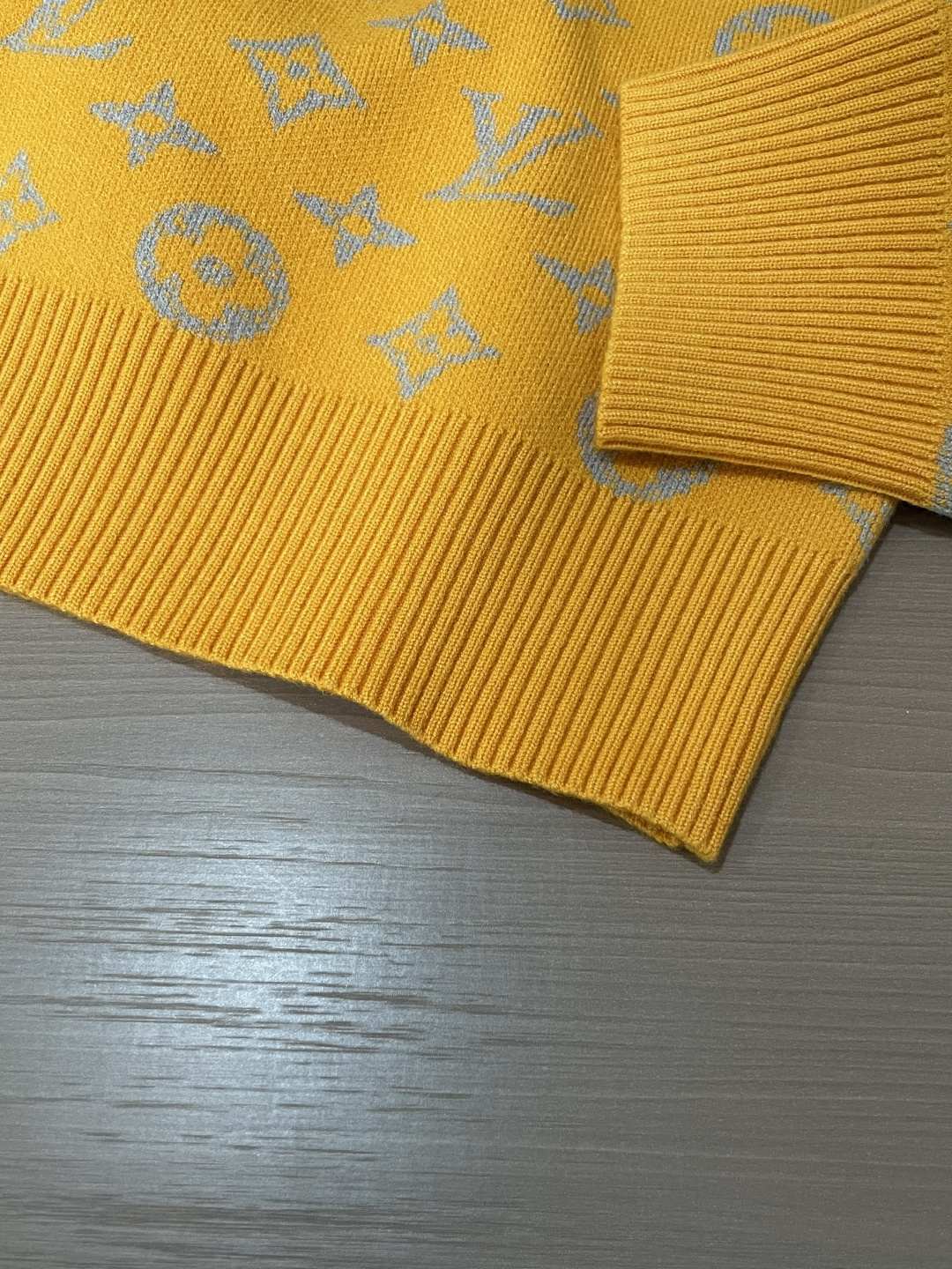 Lv 2025秋冬 高级定制 都市风十足 经典简约大气圆领打底针织毛衣。 采用进口羊毛混纺面料 柔软细腻