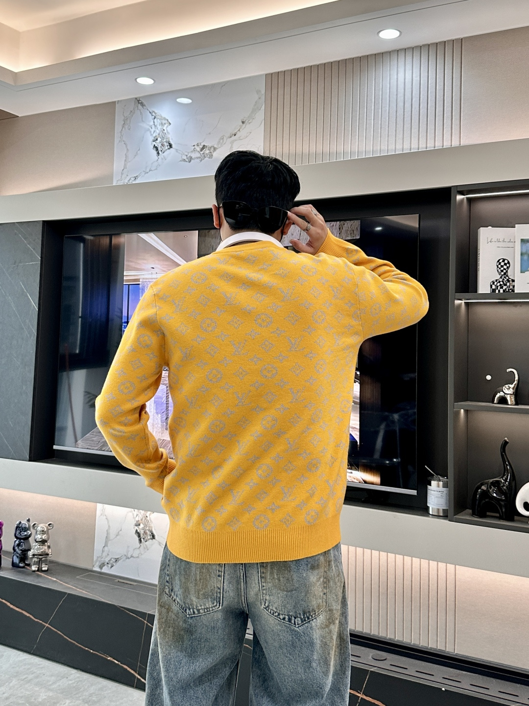 Lv 2025秋冬 高级定制 都市风十足 经典简约大气圆领打底针织毛衣。 采用进口羊毛混纺面料 柔软细腻