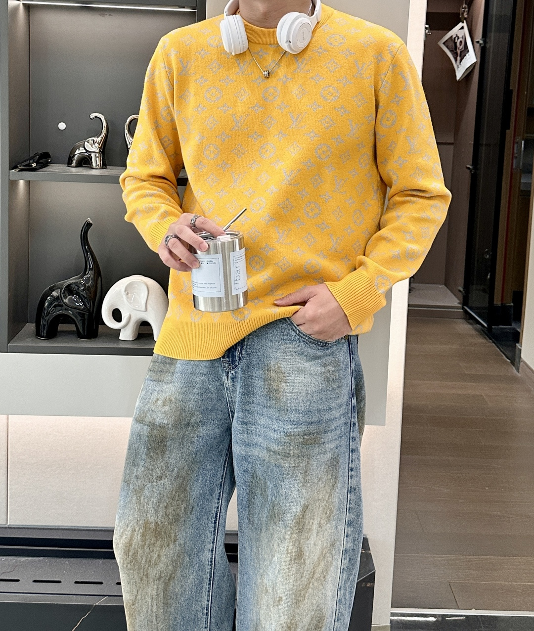 Lv 2025秋冬 高级定制 都市风十足 经典简约大气圆领打底针织毛衣。 采用进口羊毛混纺面料 柔软细腻