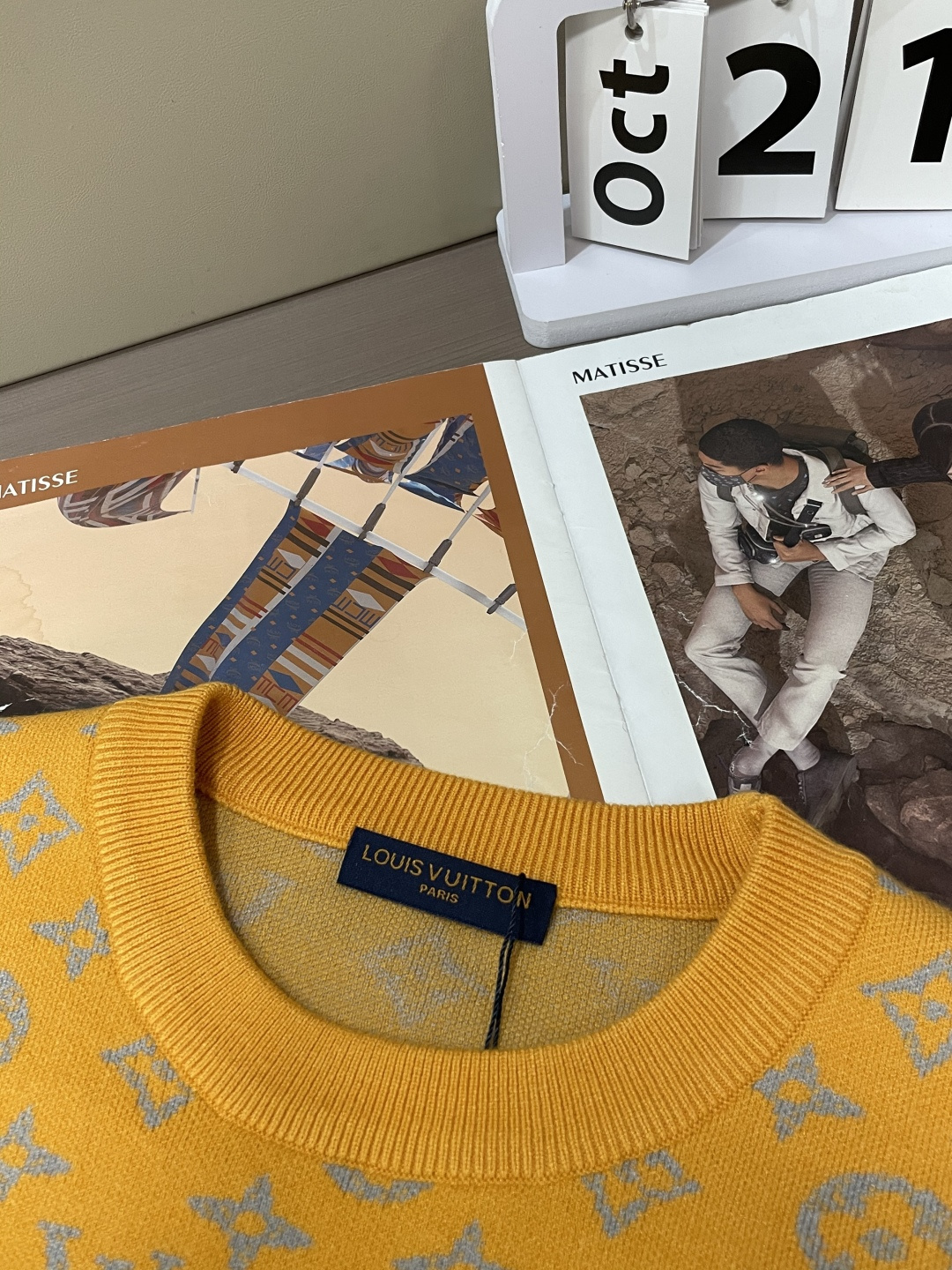 Lv 2025秋冬 高级定制 都市风十足 经典简约大气圆领打底针织毛衣。 采用进口羊毛混纺面料 柔软细腻