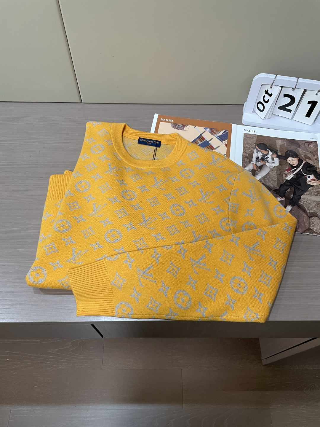 Lv 2025秋冬 高级定制 都市风十足 经典简约大气圆领打底针织毛衣。 采用进口羊毛混纺面料 柔软细腻