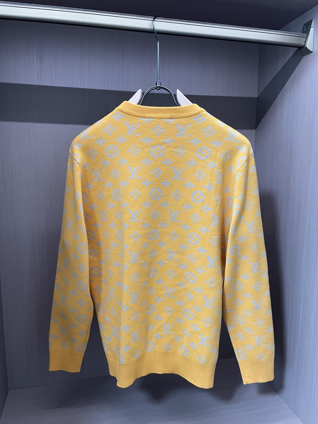 Lv 2025秋冬 高级定制 都市风十足 经典简约大气圆领打底针织毛衣。 采用进口羊毛混纺面料 柔软细腻