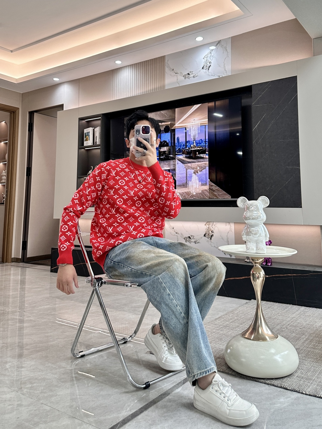 Lv 2025秋冬 高级定制 都市风十足 经典简约大气圆领打底针织毛衣。 采用进口羊毛混纺面料 柔软细腻