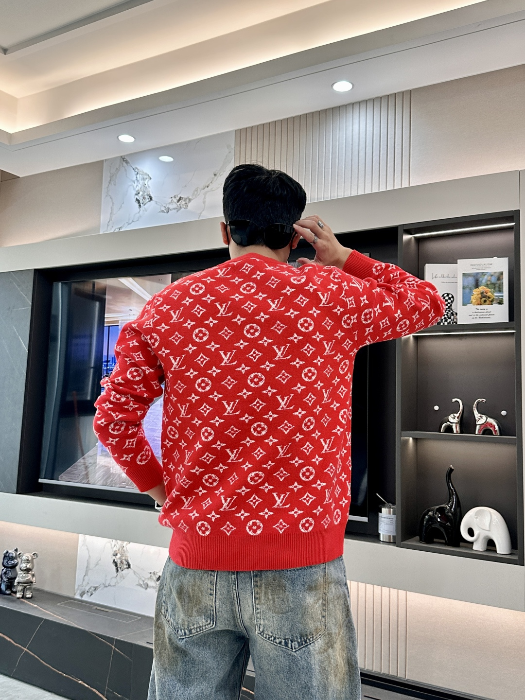 Lv 2025秋冬 高级定制 都市风十足 经典简约大气圆领打底针织毛衣。 采用进口羊毛混纺面料 柔软细腻