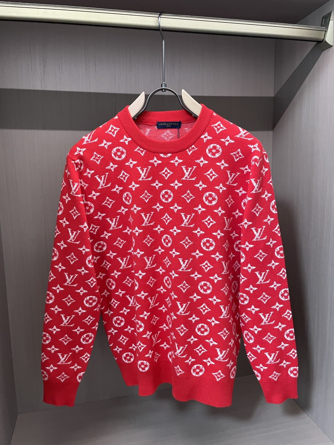 Lv 2025秋冬 高级定制 都市风十足 经典简约大气圆领打底针织毛衣。 采用进口羊毛混纺面料 柔软细腻