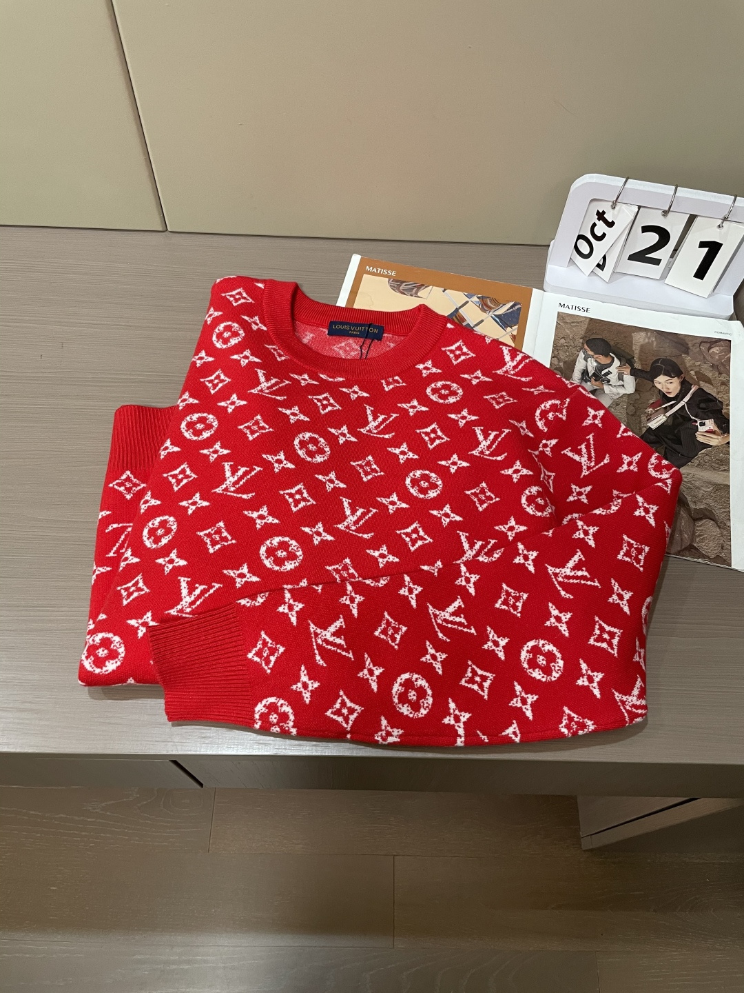 Lv 2025秋冬 高级定制 都市风十足 经典简约大气圆领打底针织毛衣。 采用进口羊毛混纺面料 柔软细腻