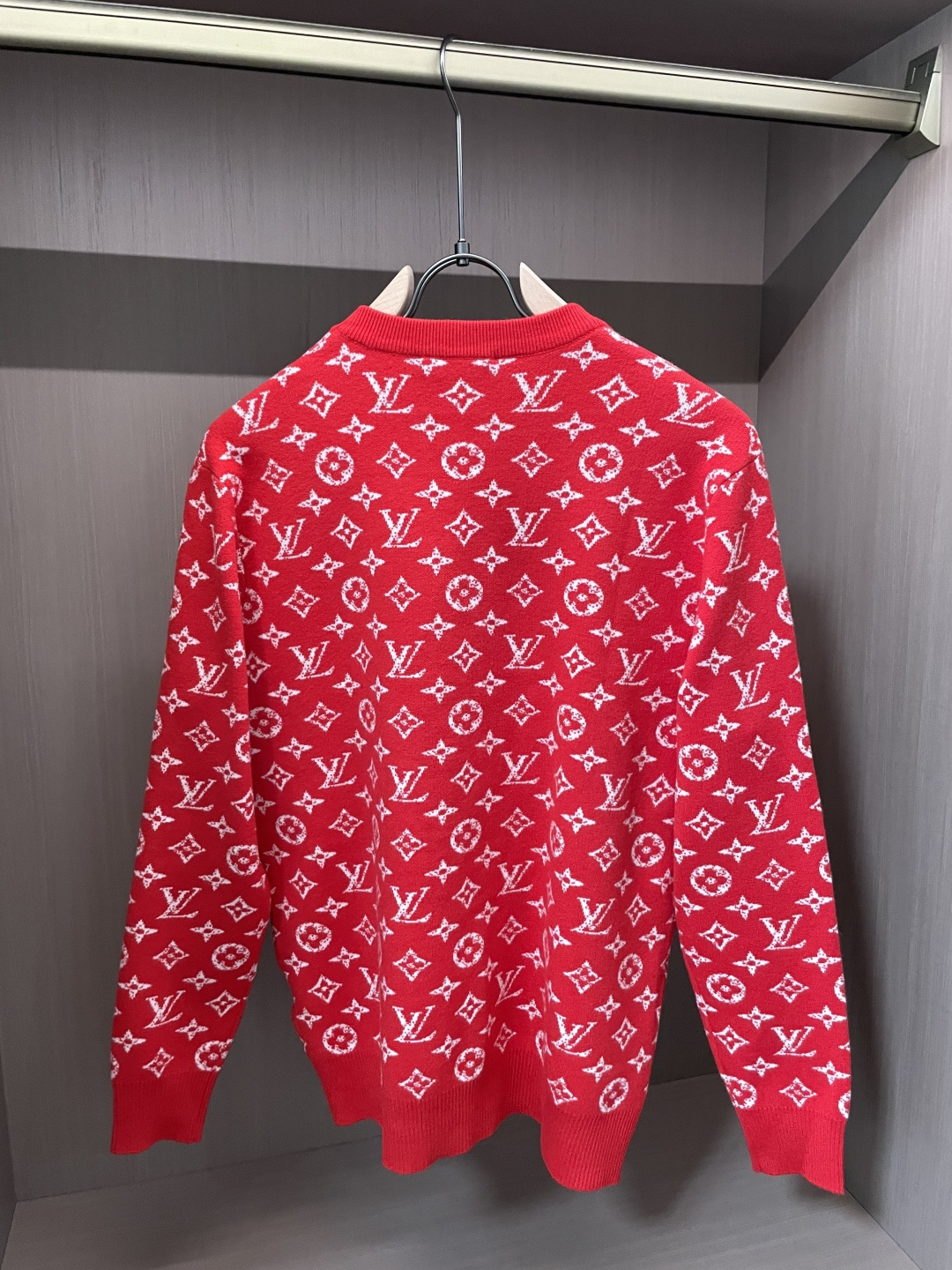 Lv 2025秋冬 高级定制 都市风十足 经典简约大气圆领打底针织毛衣。 采用进口羊毛混纺面料 柔软细腻