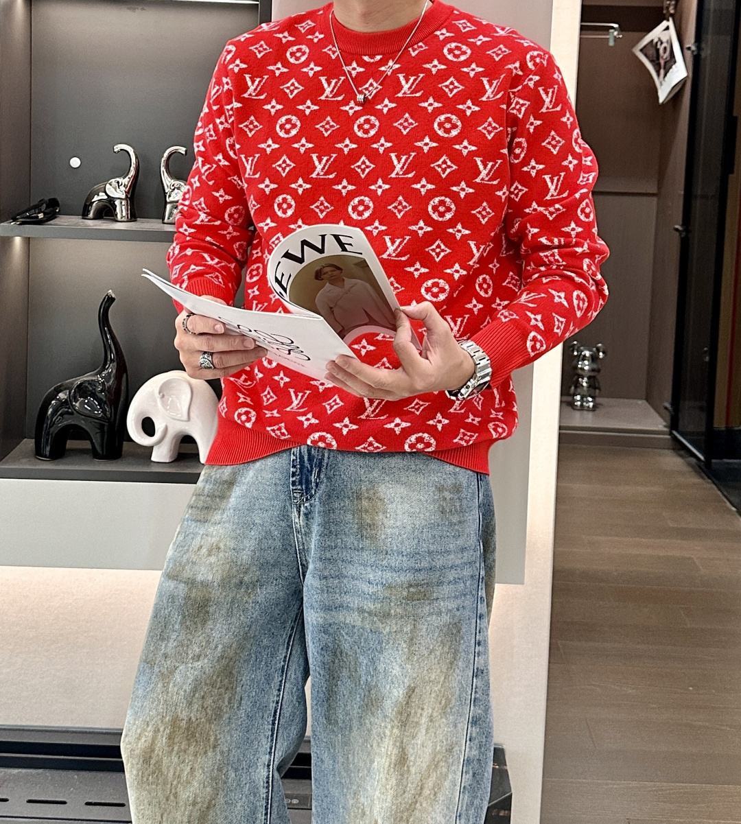 Lv 2025秋冬 高级定制 都市风十足 经典简约大气圆领打底针织毛衣。 采用进口羊毛混纺面料 柔软细腻