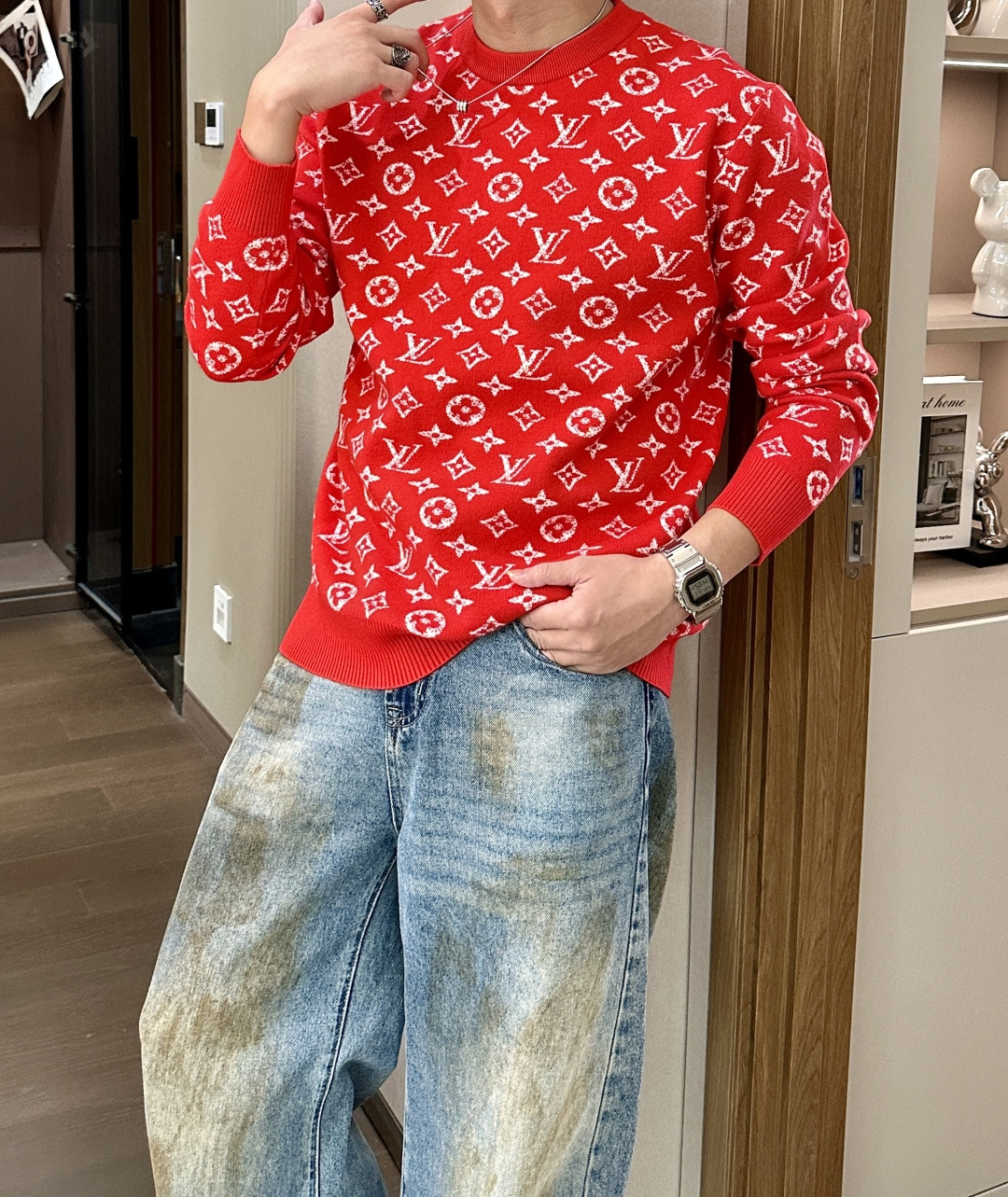 Lv 2025秋冬 高级定制 都市风十足 经典简约大气圆领打底针织毛衣。 采用进口羊毛混纺面料 柔软细腻