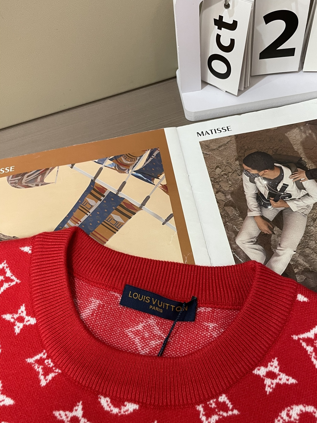 Lv 2025秋冬 高级定制 都市风十足 经典简约大气圆领打底针织毛衣。 采用进口羊毛混纺面料 柔软细腻