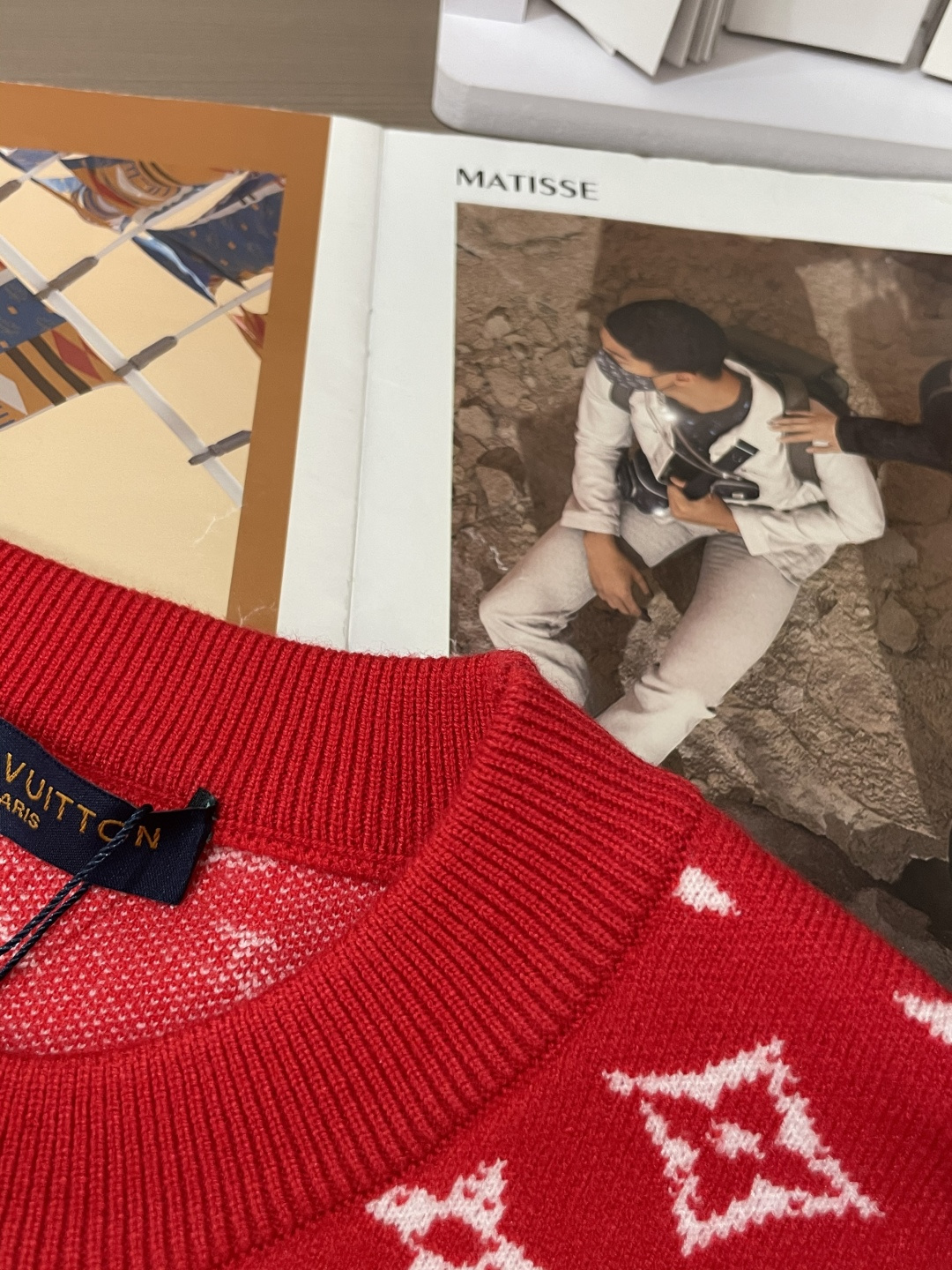 Lv 2025秋冬 高级定制 都市风十足 经典简约大气圆领打底针织毛衣。 采用进口羊毛混纺面料 柔软细腻