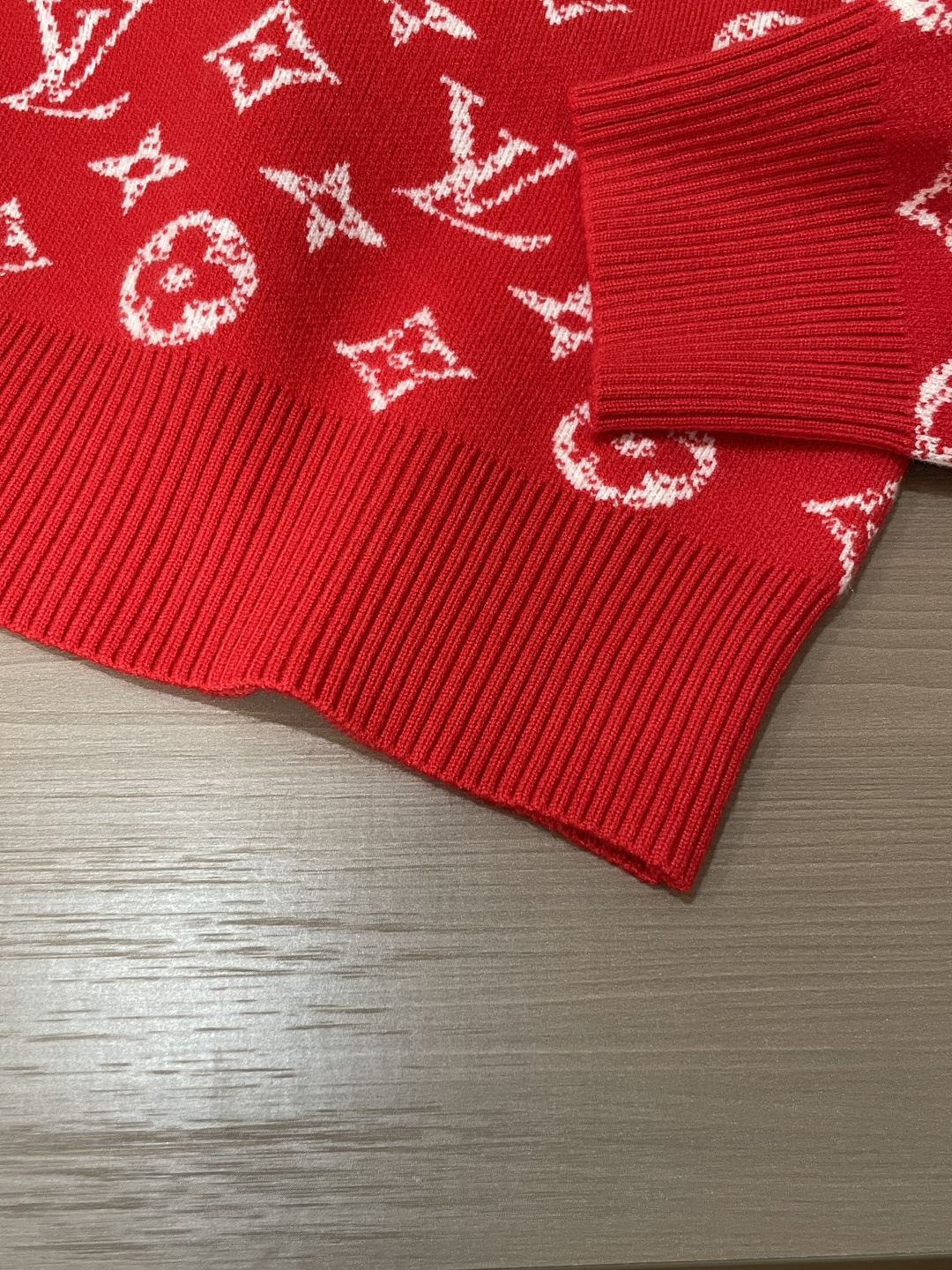 Lv 2025秋冬 高级定制 都市风十足 经典简约大气圆领打底针织毛衣。 采用进口羊毛混纺面料 柔软细腻