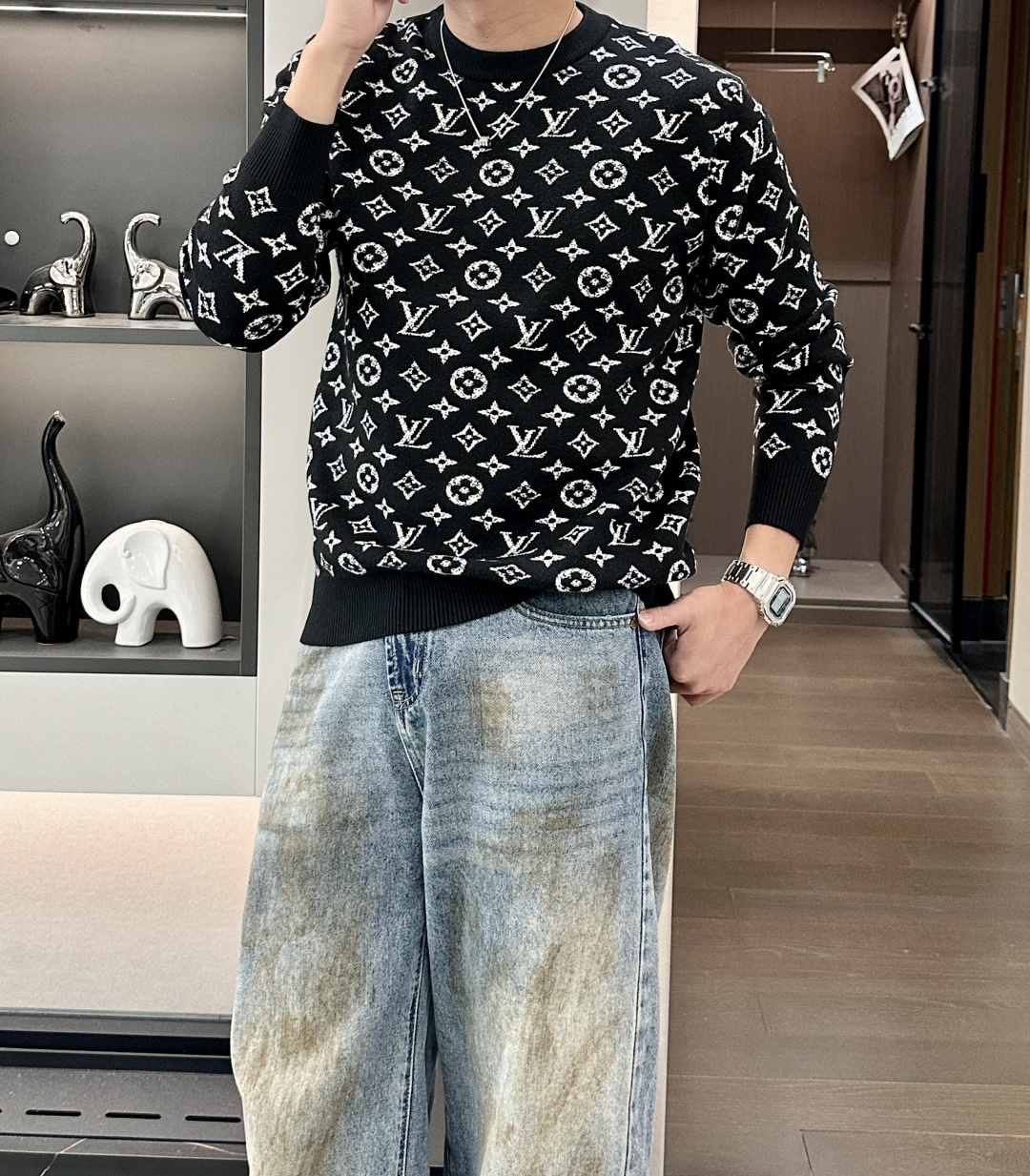 Lv 2025秋冬 高级定制 都市风十足 经典简约大气圆领打底针织毛衣。 采用进口羊毛混纺面料 柔软细腻