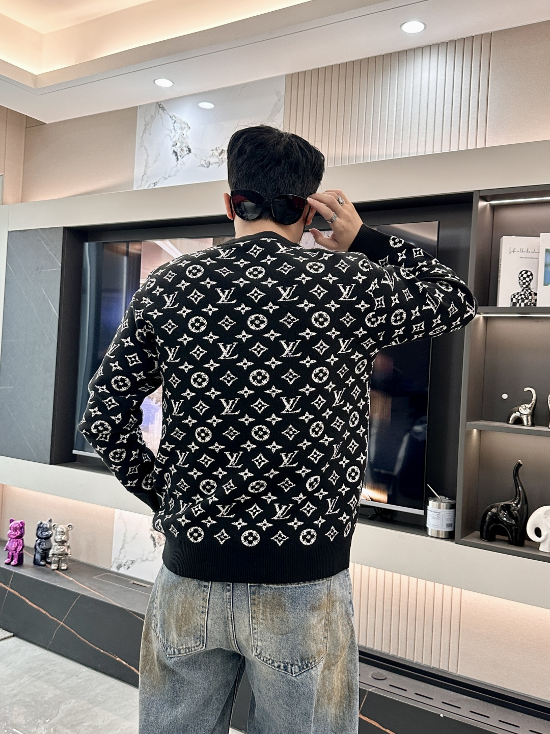 Lv 2025秋冬 高级定制 都市风十足 经典简约大气圆领打底针织毛衣。 采用进口羊毛混纺面料 柔软细腻