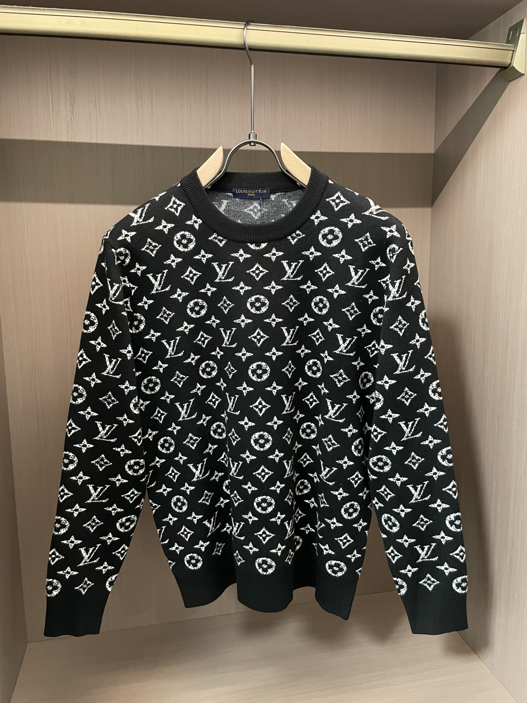 Lv 2025秋冬 高级定制 都市风十足 经典简约大气圆领打底针织毛衣。 采用进口羊毛混纺面料 柔软细腻