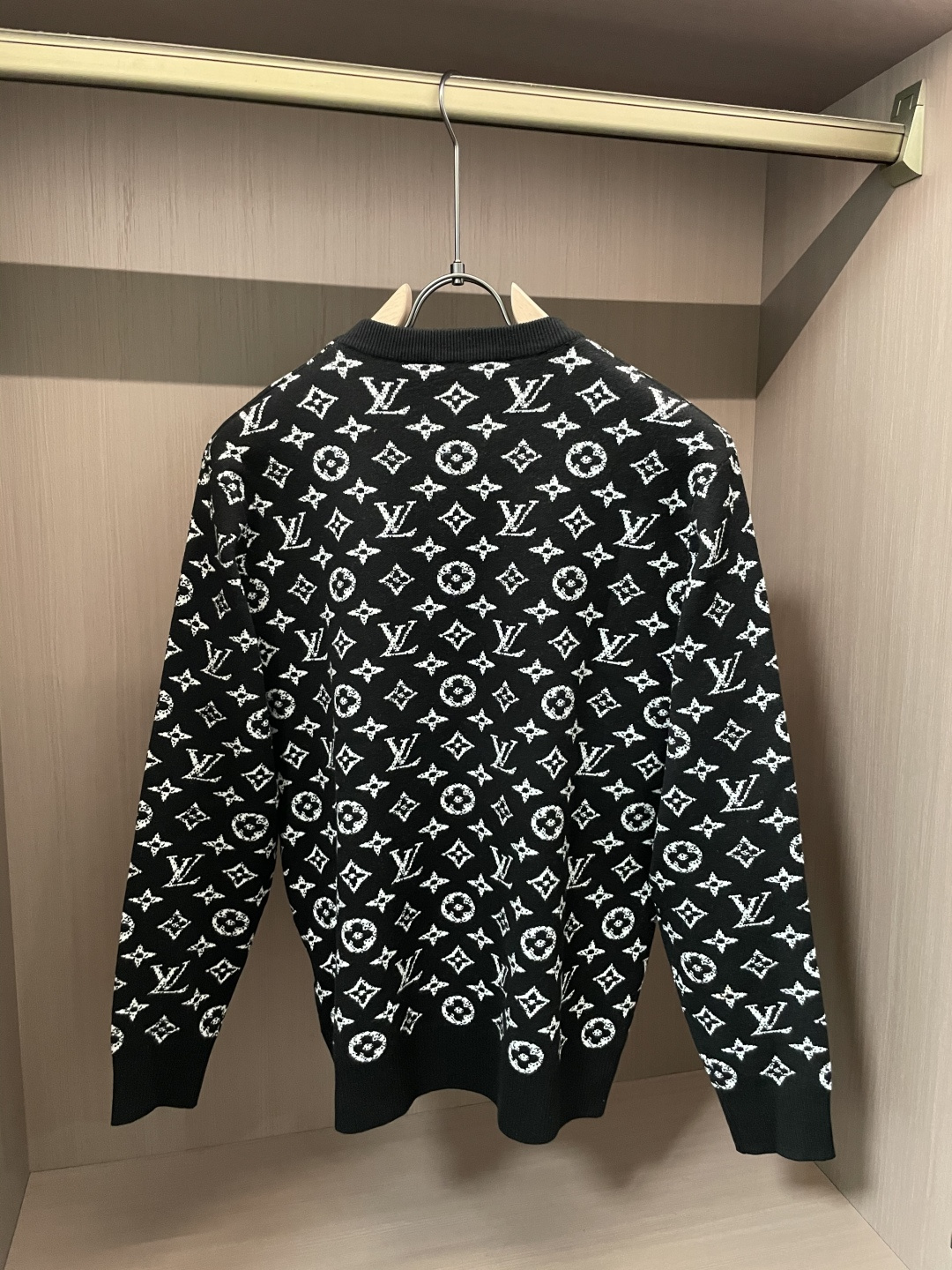 Lv 2025秋冬 高级定制 都市风十足 经典简约大气圆领打底针织毛衣。 采用进口羊毛混纺面料 柔软细腻