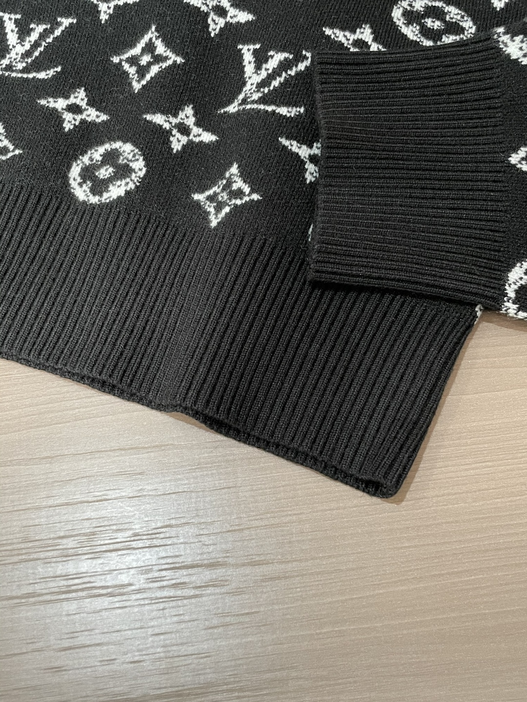 Lv 2025秋冬 高级定制 都市风十足 经典简约大气圆领打底针织毛衣。 采用进口羊毛混纺面料 柔软细腻