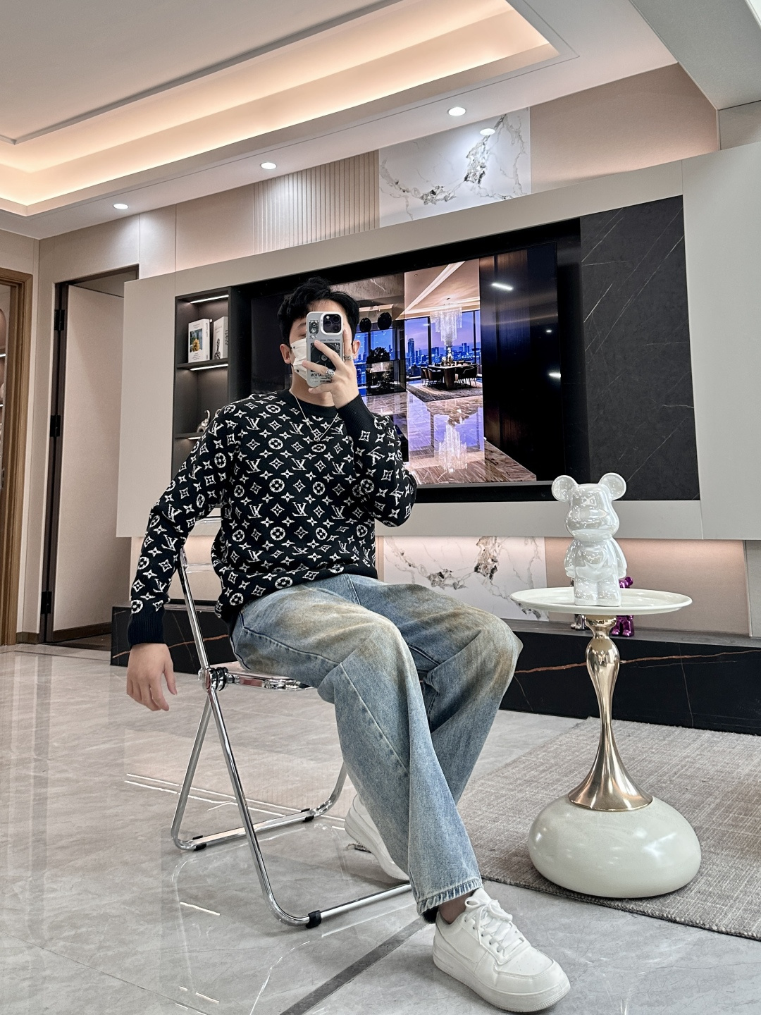 Lv 2025秋冬 高级定制 都市风十足 经典简约大气圆领打底针织毛衣。 采用进口羊毛混纺面料 柔软细腻