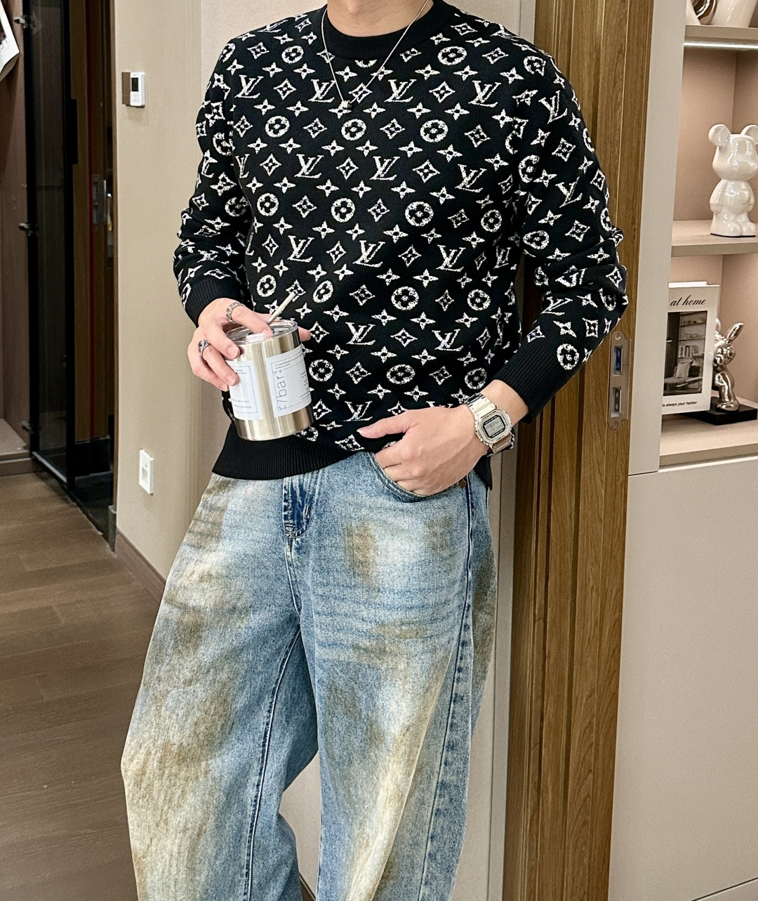 Lv 2025秋冬 高级定制 都市风十足 经典简约大气圆领打底针织毛衣。 采用进口羊毛混纺面料 柔软细腻