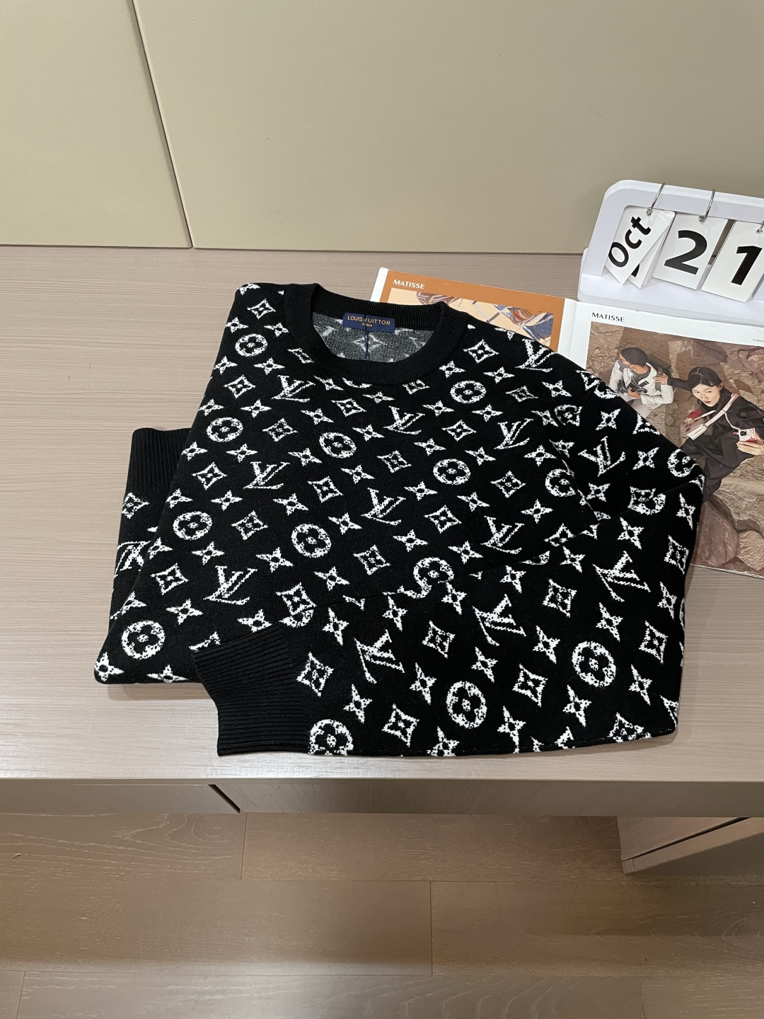 Lv 2025秋冬 高级定制 都市风十足 经典简约大气圆领打底针织毛衣。 采用进口羊毛混纺面料 柔软细腻