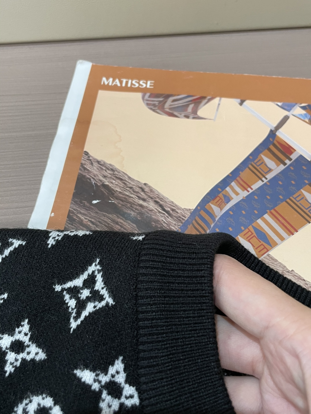 Lv 2025秋冬 高级定制 都市风十足 经典简约大气圆领打底针织毛衣。 采用进口羊毛混纺面料 柔软细腻