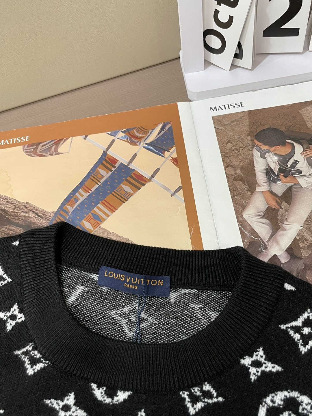 Lv 2025秋冬 高级定制 都市风十足 经典简约大气圆领打底针织毛衣。 采用进口羊毛混纺面料 柔软细腻