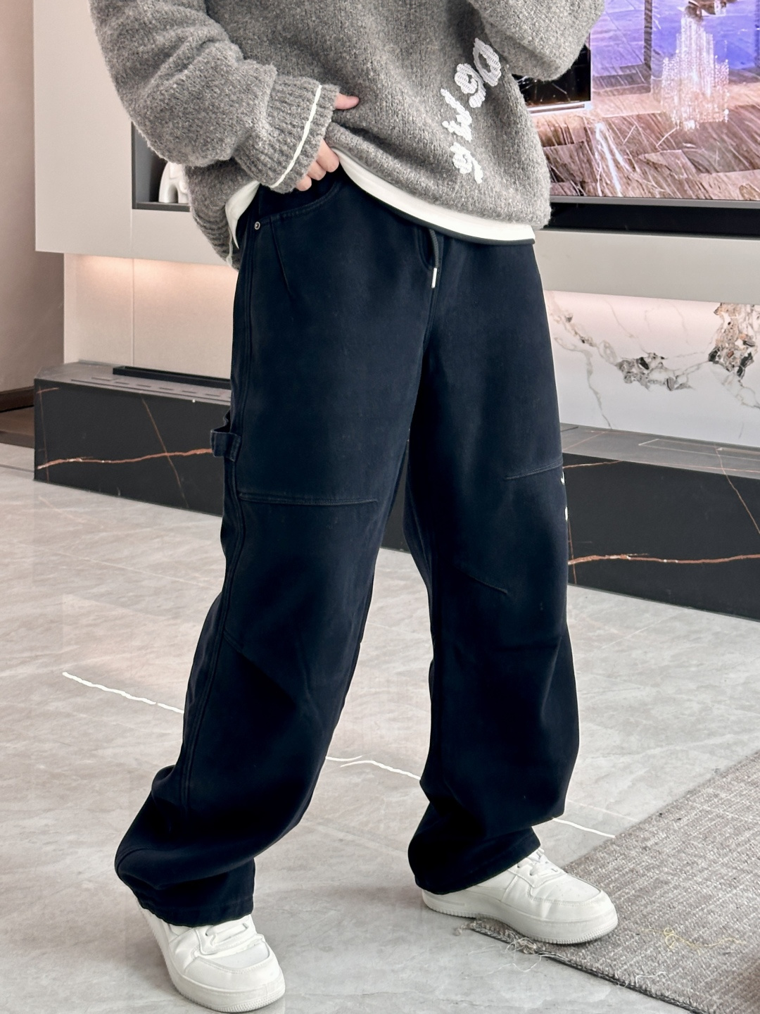 NO:728665,End of year clearance flash sale, special price, size M L xl xxl Arc'teryx 25 autumn and winter latest series of men's thickened casual pants!  It's lined with velvet and is very warm, so those in the north should quickly prepare it!  Made of customer-supplied elastic soft cotton material, soft and delicate, and feels great!  The brand style is clear at a glance!  Minimalist design, no extra exaggerated elements to declare victory, fine details, original custom-made hardware accessories, just the right thickness, easy to control in all weathers, classic color upper body, very energetic, multiple styles of wear, casual business, daily life, fashion trends can be controlled!  The overall style and fashion sense are extremely outstanding, bringing extraordinary clothing taste!  Size M-XXXL,arc'teryx,19860909年底清仓秒杀 特价 码数M L xl xxl 始祖鸟 25秋冬最新系列男士加厚休闲裤！ 内里加绒,非常保暖,北方的宝子们赶紧备上！ 采用客供弹力柔棉材质,柔软细腻,手感绝佳！品牌格调一览无余！极简主义设计,没有多余浮夸的元素来宣兵夺主,细节做工精细,五金配件原版定制,厚薄程度也是恰到好处,轻松驾驭各种天气,经典颜色上身很显精气神,多种风格穿搭,休闲商务、日常生活、时尚潮流均可驾驭！整体不论是档次还是时尚感都是极为出色的,带来非凡的衣着品味！ 尺码M-XXXL,arc'teryx,,Men's clothing