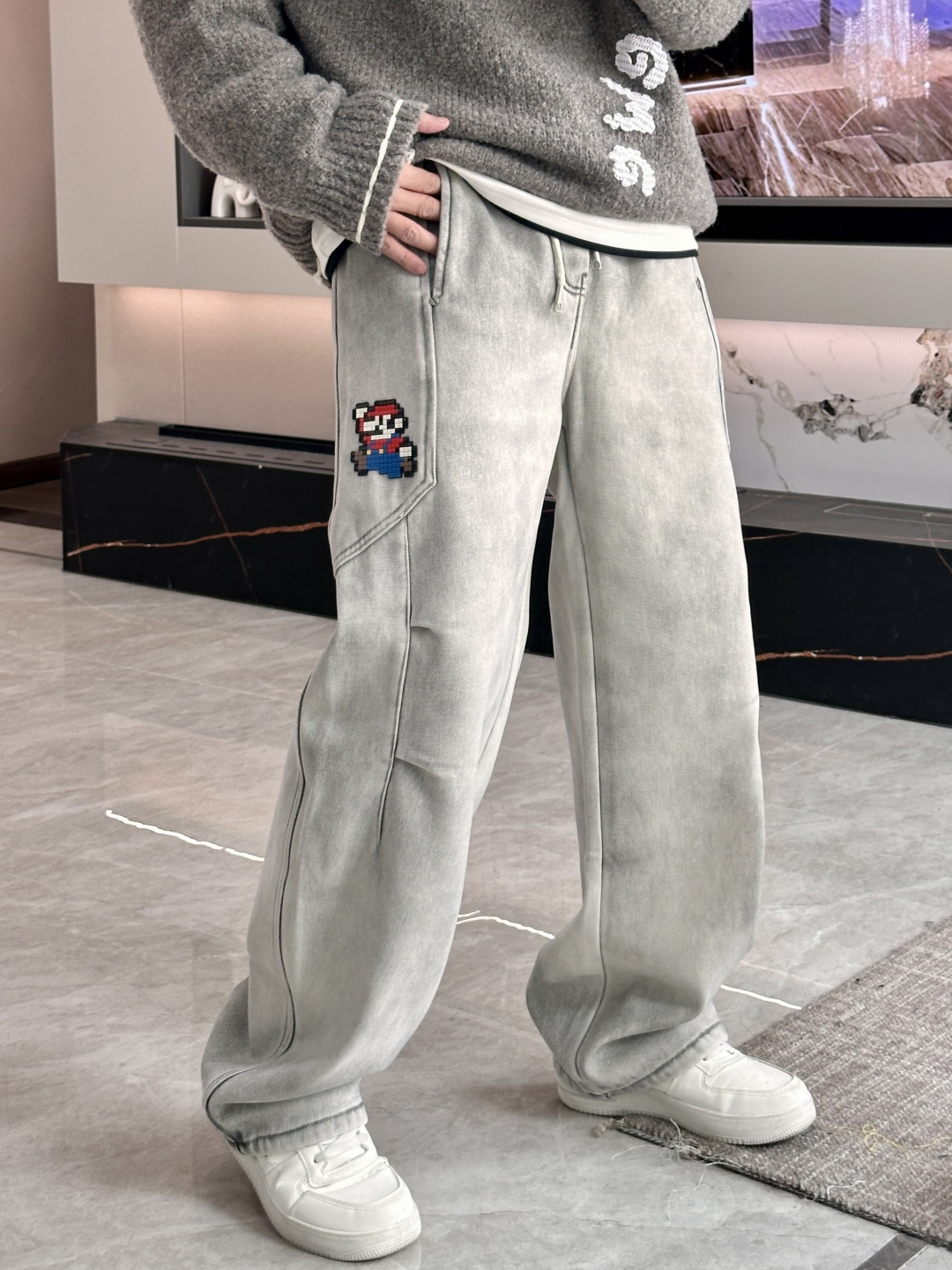 NO:629148,· Lv 2025 autumn and winter latest series of men's thickened casual pants!  It's lined with velvet and is very warm, so those in the north should quickly prepare it!  Made of customer-supplied elastic soft cotton material, soft and delicate, and feels great!  The brand style is clear at a glance!  Minimalist design, no extra exaggerated elements to declare victory, fine details, original custom-made hardware accessories, just the right thickness, easy to control in all weathers, classic color upper body, very energetic, multiple styles of wear, casual business, daily life, fashion trends can be controlled!  The overall style and fashion sense are extremely outstanding, bringing extraordinary clothing taste!  Size M-XXXL,,louis vuitton,alexander wang19860909·  Lv 2025秋冬最新系列男士加厚休闲裤！ 内里加绒,非常保暖,北方的宝子们赶紧备上！ 采用客供弹力柔棉材质,柔软细腻,手感绝佳！品牌格调一览无余！极简主义设计,没有多余浮夸的元素来宣兵夺主,细节做工精细,五金配件原版定制,厚薄程度也是恰到好处,轻松驾驭各种天气,经典颜色上身很显精气神,多种风格穿搭,休闲商务、日常生活、时尚潮流均可驾驭！整体不论是档次还是时尚感都是极为出色的,带来非凡的衣着品味！ 尺码M-XXXL,,louis vuitton,alexander wang,Men's clothing